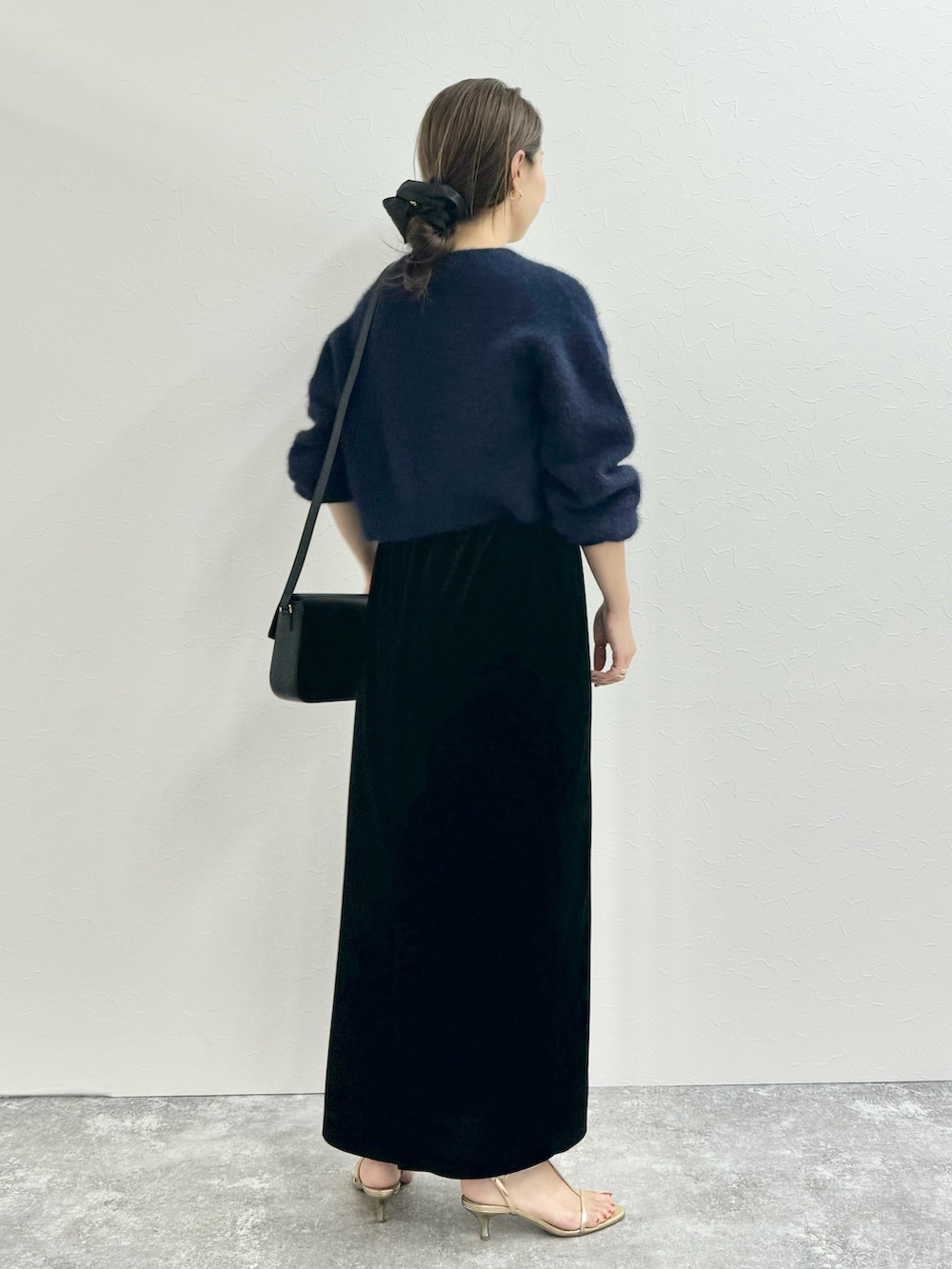 「カーディガン、ふわふわ、ヘアリーニット、ショート丈トップス、ショートカーディガン、短丈、ベロア、ベロアスカート、ブローチ、デメリエー、サテンシャツ、サテンシュシュ、ママコーデ、ママファッション、大人カジュアル」|「NOLLEY’Sのウォッシャブルベロアセミタイトスカート(スカート、ブラック系)」を使った、ISHIDAさん(レディース・158cm)の秋コーディネートの3枚目の写真