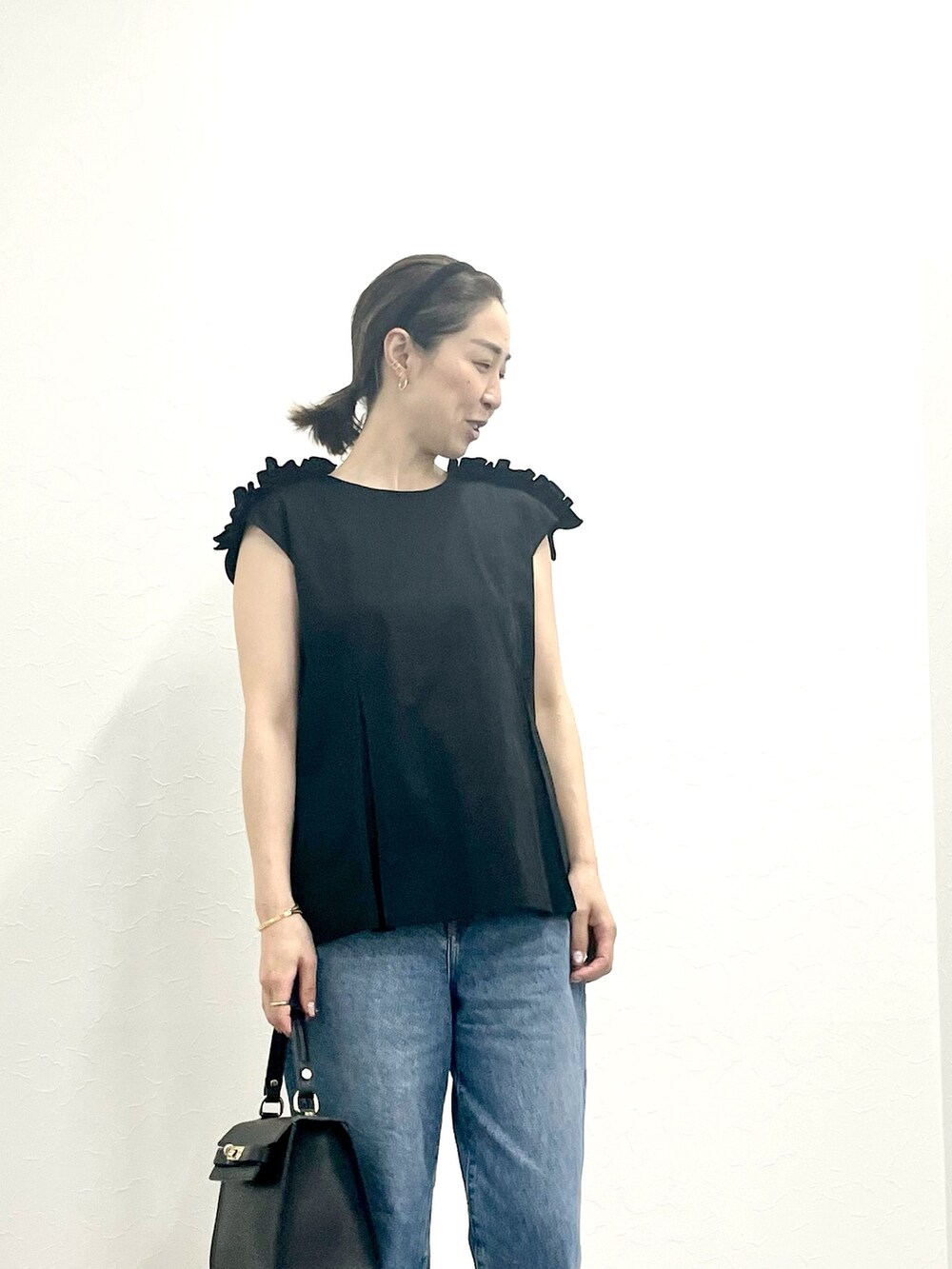 「フリルトップス、肩フリル、ノースリーブ、デニム、デニムコーデ、ootd、スポーツサンダル、ママコーデ、モノトーン、夏コーデ、休日スタイル、シルバーバッグ」｜「NOLLEY’Sのショルダータックフリルプルオーバーカットソー（Tシャツ/カットソー、ブラック系）」を使った、ISHIDAさん（レディース・158cm）の夏コーディネートの3枚目の写真