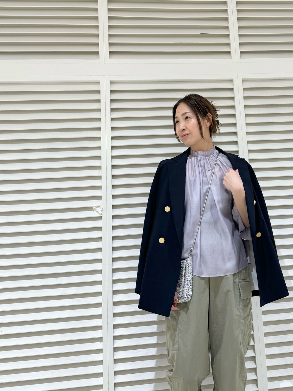 「お出かけコーデ、ジャケットスタイル、ジャケット、紺ブレ、カーゴパンツ、綺麗めコーデ、きれいめカジュアル、春コーデ、春のNewスタイル、大人カジュアル、パンツスタイル、シア―ブラウス、ラベンダー」｜「NOLLEY’Sの【WEB限定サイズあり】ハイデンクロスカーブカーゴパンツ（その他パンツ、グリーン系）」を使った、ISHIDAさん（レディース・158cm）の春コーディネートの9枚目の写真