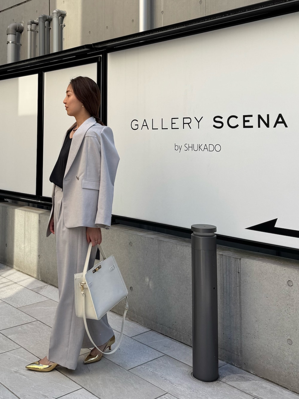 「スーツ、スーツスタイル、スーツコーデ、パンツスーツ、トートバッグ、トートバッグ 白、トートバッグ 黒、レザーバッグ、きれいめコーデ、大人ファッション、セットアップスタイル、今日のコーデ、ワントーンコーデ」|「NOLLEY’S Sophiの《セットアップ対応》ウォッシャブルライトドライシャンブレージャケット(テーラードジャケット、グレー系)」を使った、ISHIDAさん(レディース・158cm)の夏コーディネートの3枚目の写真