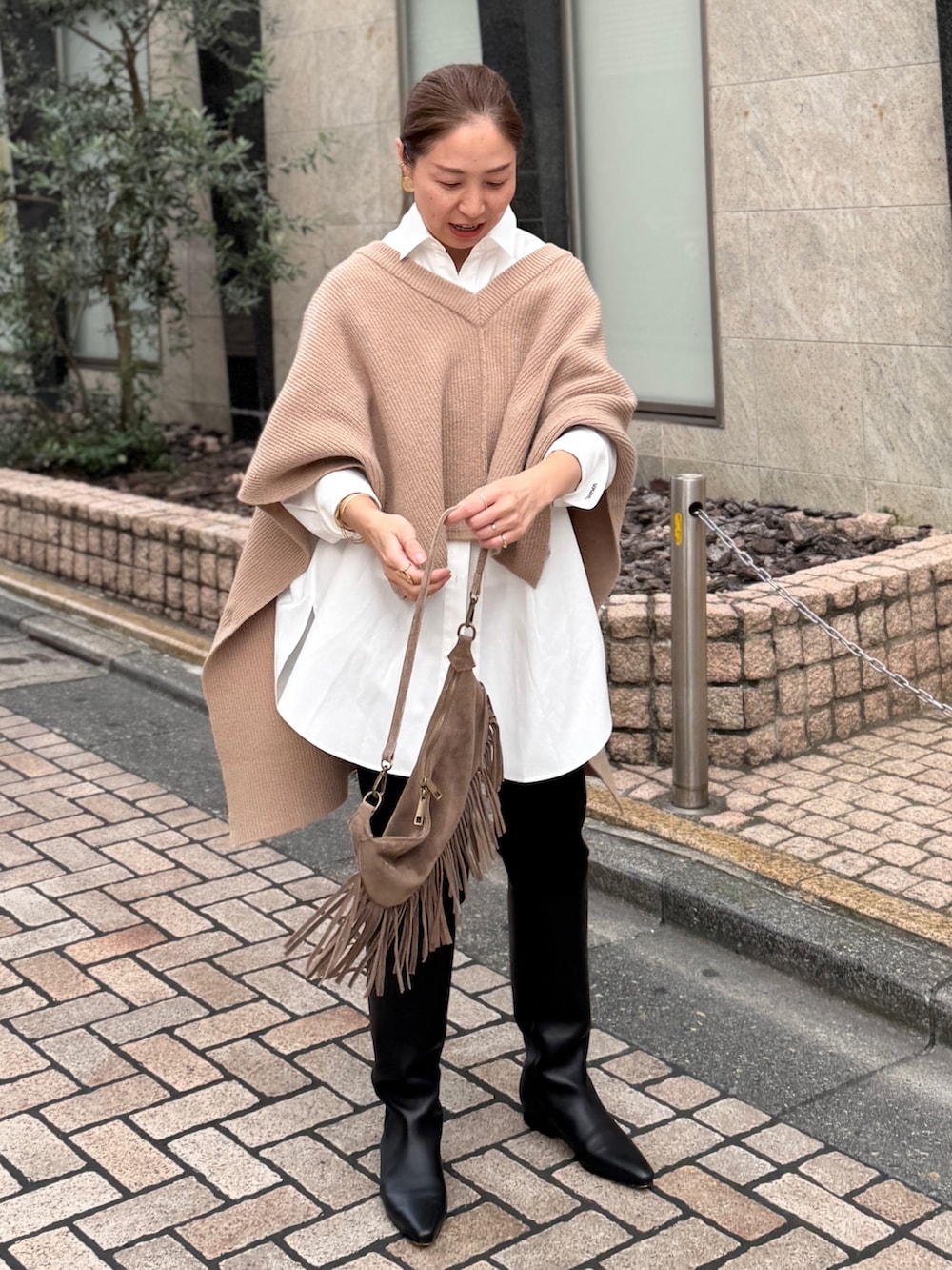 ベージュ系のニット/セーター、ホワイト系のシャツ/ブラウス、ベージュ系のショルダーバッグを着用したレディースの夏コーディネートの4枚目の写真