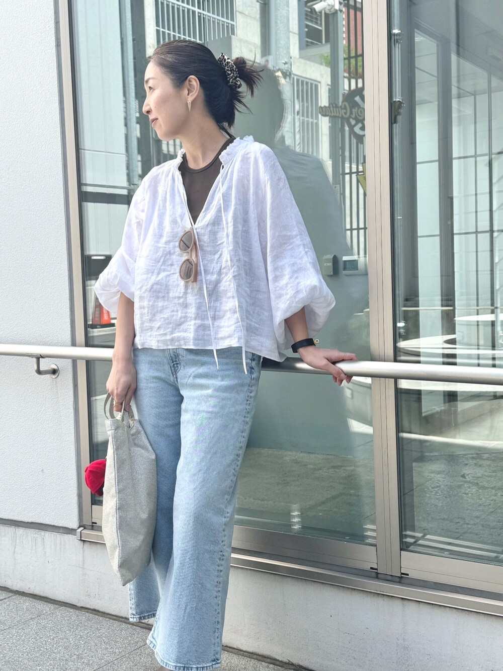 「レイヤードスタイル、サングラス、サンダル、キャップ、シンプルコーデ、きれいめカジュアル、休日スタイル、トートバッグ、大人カジュアルコーデ、今日のコーデ、バッグチャーム」｜「NOLLEY’Sの《セットアップ対応》リネンフリル衿ブラウス（シャツ/ブラウス、ホワイト系）」を使った、ISHIDAさん（レディース・158cm）の春コーディネートの6枚目の写真