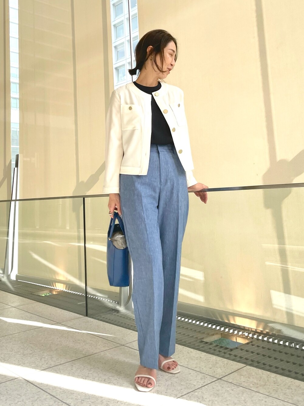 ブルー系のその他パンツ、ブルー系のシャツ/ブラウス、ホワイト系のサンダルを着用したレディースの春コーディネートの3枚目の写真