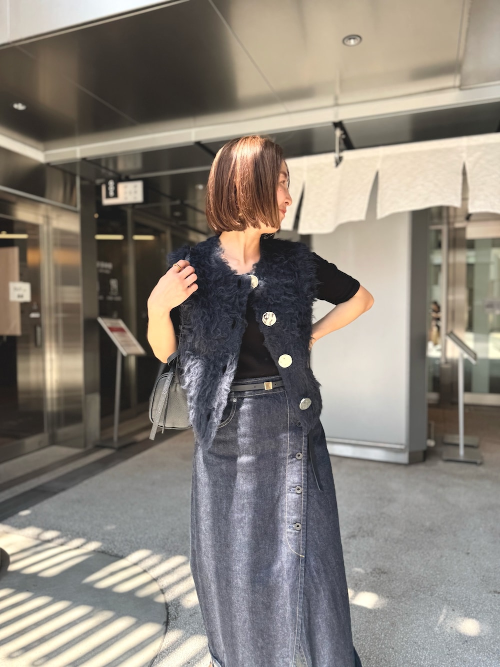 「着こなしのちょこっとテク、休日スタイル、デニム、おでかけコーデ、オトナカジュアル、オトナ女子、大人かわいい、今日のコーデ、大人コーデ、150cm台コーデ、小物で作る初秋コーデ、今から使える秋の先取りコーデ、ベスト、ベストコーデ、ベストスタイル」｜「NOLLEY’Sの【LEFIJE/レフィエ】スクエアバックルベルト（ベルト、ブラック系）」を使った、ISHIDAさん（骨格ウェーブ・レディース・158cm）の夏コーディネートの6枚目の写真