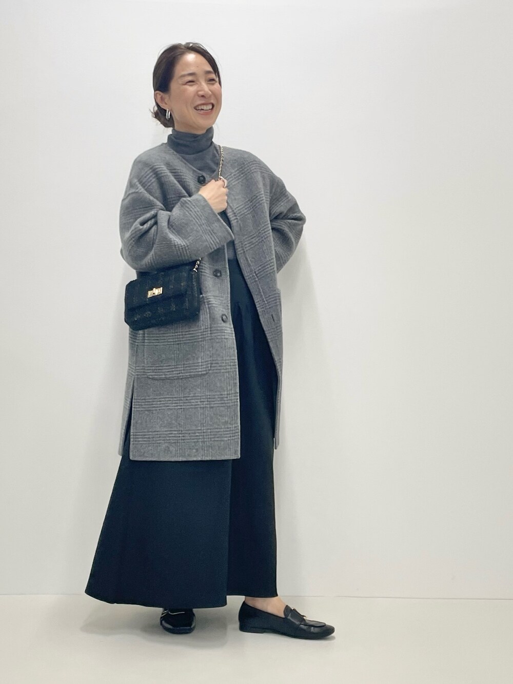 「ニットワンピース、ニットスカート、ハーフコート、グレーコーデ、グレー、きれいめカジュアル、重ね着ベストシーズン、ローファー、秋のコーデ、秋冬コーデ、ショルダーバッグ、お出かけコーデ、オトナカジュアル、キレイめカジュアル、コート」|「NOLLEY’Sの<飯豊まりえさん着用>《手洗い可能》エタニティアンチピリングハイネックプルオーバーニット(ニット/セーター、グレー系)」を使った、ISHIDAさん(レディース・158cm)の秋コーディネートの5枚目の写真