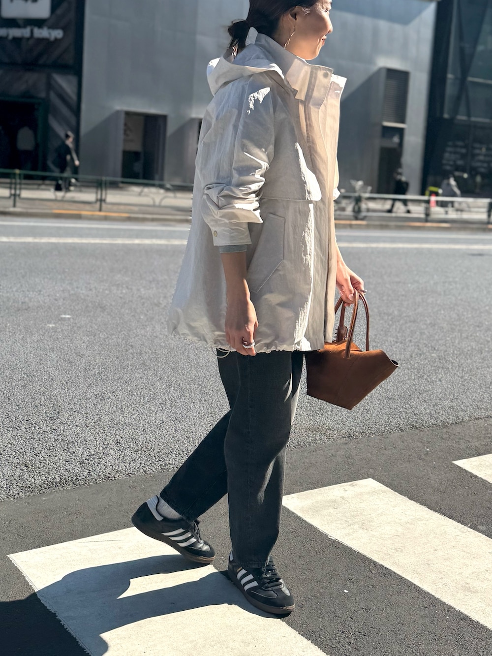 「春色、今日のコーデ、春服コーデ、大人コーデ、おでかけコーデ、ブラックコーデ、モノトーン、骨格ウェーブ、オトナ女子、ニットコーデ、マンパ、スニーカー、スニーカーコーデ、スニーカー女子、スニーカー×靴下」｜「AULENTTIの【AULENTTI/ オーレンティ】舟型トートバッグ（トートバッグ、イエロー系）」を使った、ISHIDAさん（レディース・158cm）の春コーディネートの6枚目の写真