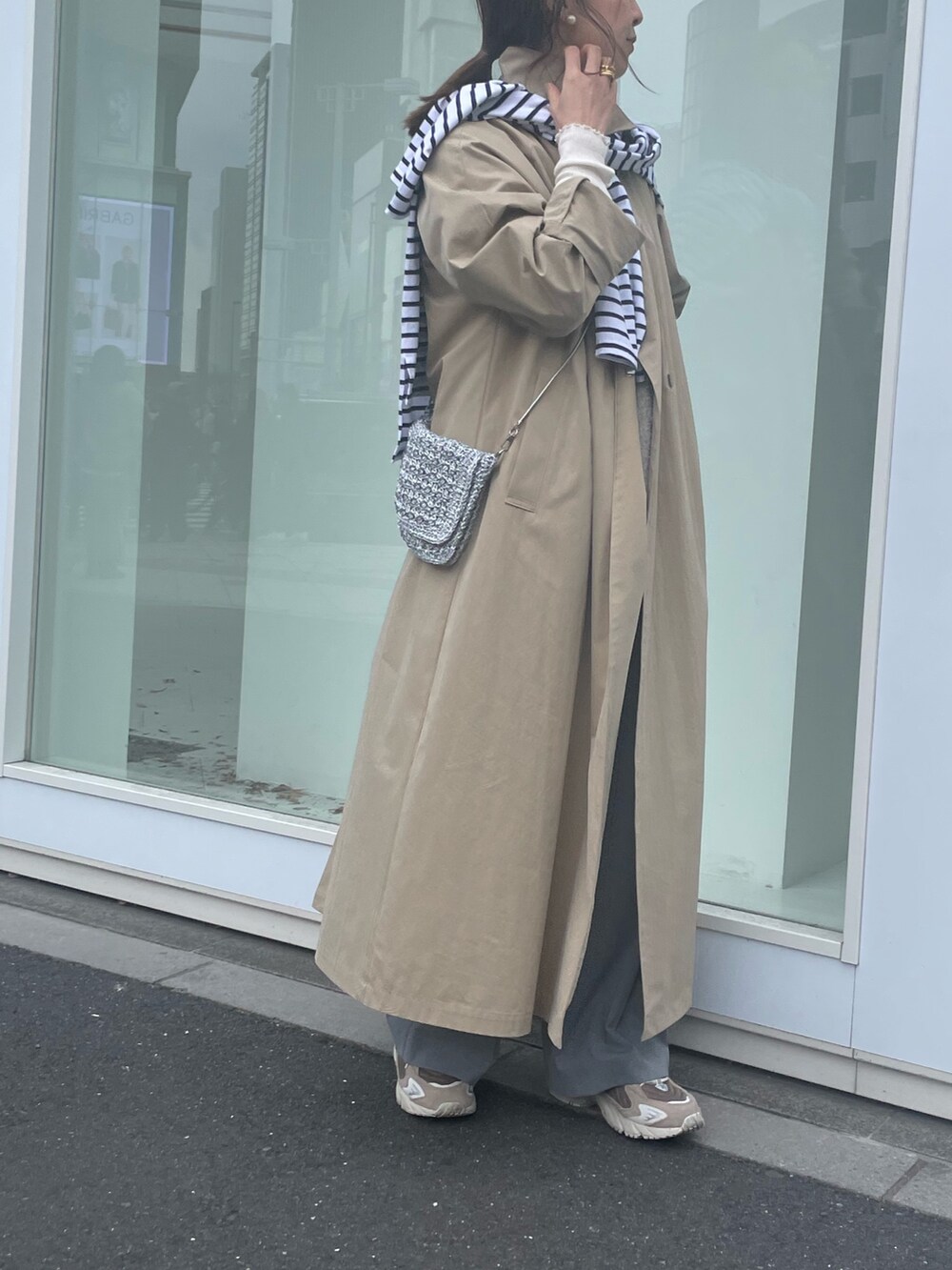 「トレンチコート、春コーデ、ニットベスト、ベストコーデ、リブニット、タートルネック、ワイドパンツ、セミワイドパンツ、スニーカーコーデ、スニーカー、コートコーデ、レイヤードスタイル、休日スタイル、冬を彩る色いろコーデ、今日のコーデ」|「NOLLEY’SのウォッシャブルElegantイージーパンツ(その他パンツ、グレー系)」を使った、ISHIDAさん(レディース・158cm)の冬コーディネートの6枚目の写真