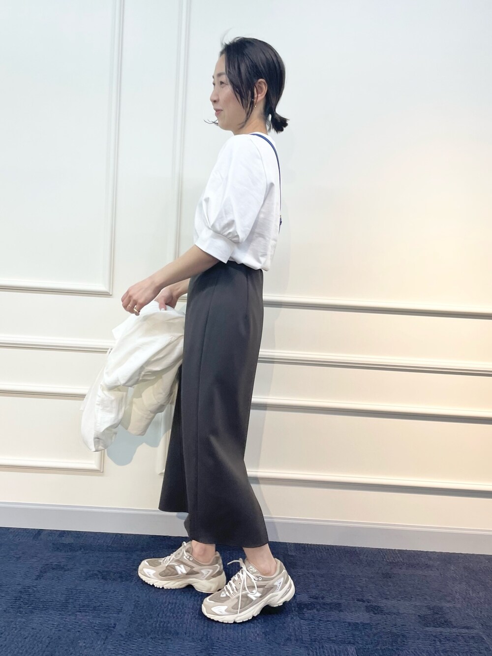 「ブルゾン、マンパ、マウンテンパーカー、春アウター、タイトスカート、休日スタイル、ママコーデ、ママファッション、お花見、スニーカーコーデ、スニーカー、大人カジュアル、カジュアルコーデ、いまどきジャケット写真」｜「NOLLEY’Sのウォッシャブル2WAYショートマウンテンパーカー（マウンテンパーカー、ホワイト系）」を使った、ISHIDAさん（レディース・158cm）の春コーディネートの7枚目の写真