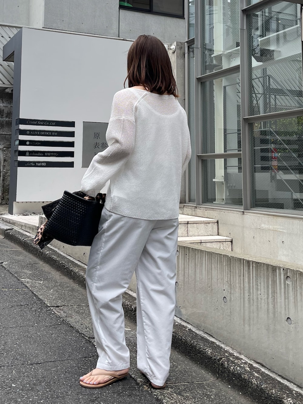 「セットアップ、サンダル、レイヤードスタイル、春夏コーデ、シンプルコーデ、淡色コーデ、きれいめカジュアル、休日スタイル、シアートップス、モノトーン、トートバッグ、リラックススタイル、大人コーデ、ゆるコーデ、オトナ女子」｜「NOLLEY’Sの【grace grace/グラスグラス】グラスケレザーチャームケース（コインケース、イエロー系）」を使った、ISHIDAさん（レディース・158cm）の春コーディネートの6枚目の写真