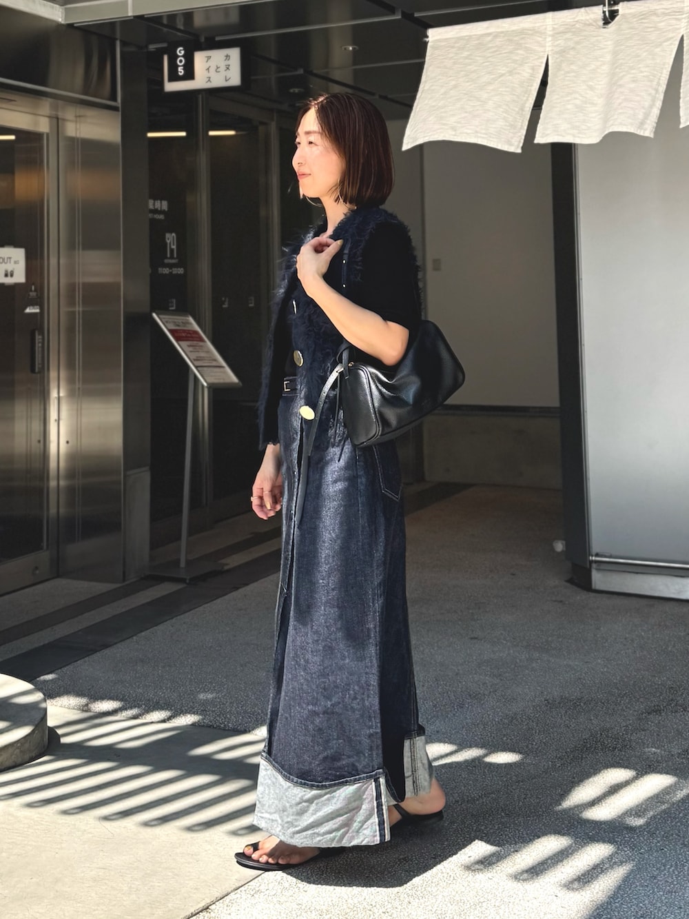 「着こなしのちょこっとテク、休日スタイル、デニム、おでかけコーデ、オトナカジュアル、オトナ女子、大人かわいい、今日のコーデ、大人コーデ、150cm台コーデ、小物で作る初秋コーデ、今から使える秋の先取りコーデ、ベスト、ベストコーデ、ベストスタイル」｜「NOLLEY’Sの【LEFIJE/レフィエ】スクエアバックルベルト（ベルト、ブラック系）」を使った、ISHIDAさん（骨格ウェーブ・レディース・158cm）の夏コーディネートの4枚目の写真