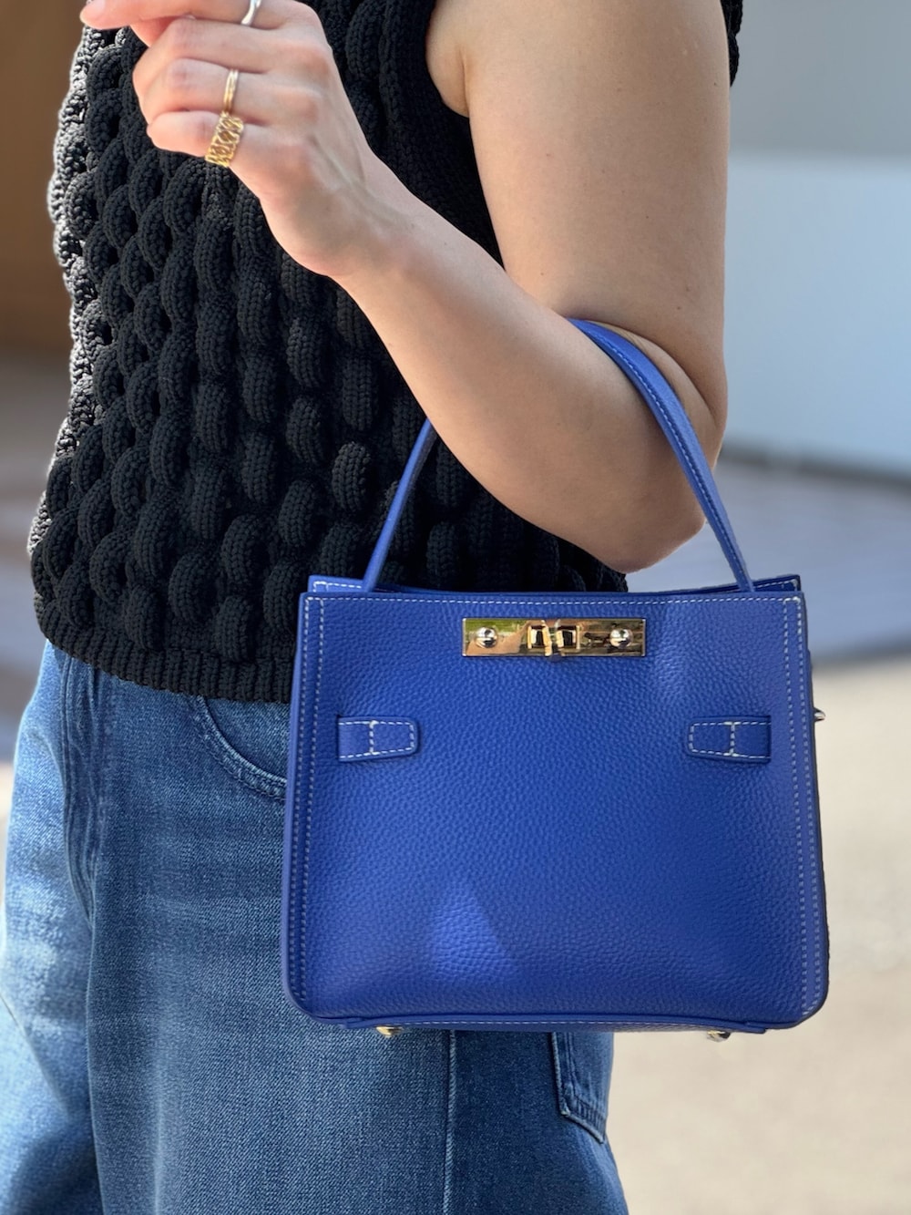 「ショルダーバッグ、厚底シューズ、秋服準備はじめました、休日スタイル、デニム、おでかけコーデ、秋カラー、パンツコーデ、オトナ女子、今日のコーデ、初秋のパンツスタイル、オトナカジュアル、キレイめカジュアル、ノースリーブ、カラーコーデ」｜「NOLLEY’SのCARRE Sバッグ（ショルダーバッグ、ブルー系）」を使った、ISHIDAさん（骨格ウェーブ・レディース・158cm）の夏コーディネートの4枚目の写真