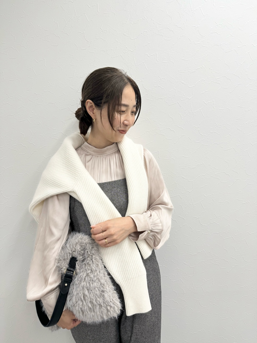 「最近のいい感じコーデ、ショルダーバッグ、淡色コーデ、おでかけコーデ、秋冬コーデ、大人かわいい、サロペット、サテンブラウス、ブラウス、お仕事コーデ、ファー小物、ファー、ファーバッグ、ハーフジップ」｜「NOLLEY’S Sophiのシックツイードサロペット（サロペット/オーバーオール、ブラック系）」を使った、ISHIDAさん（レディース・158cm）の秋コーディネートの7枚目の写真