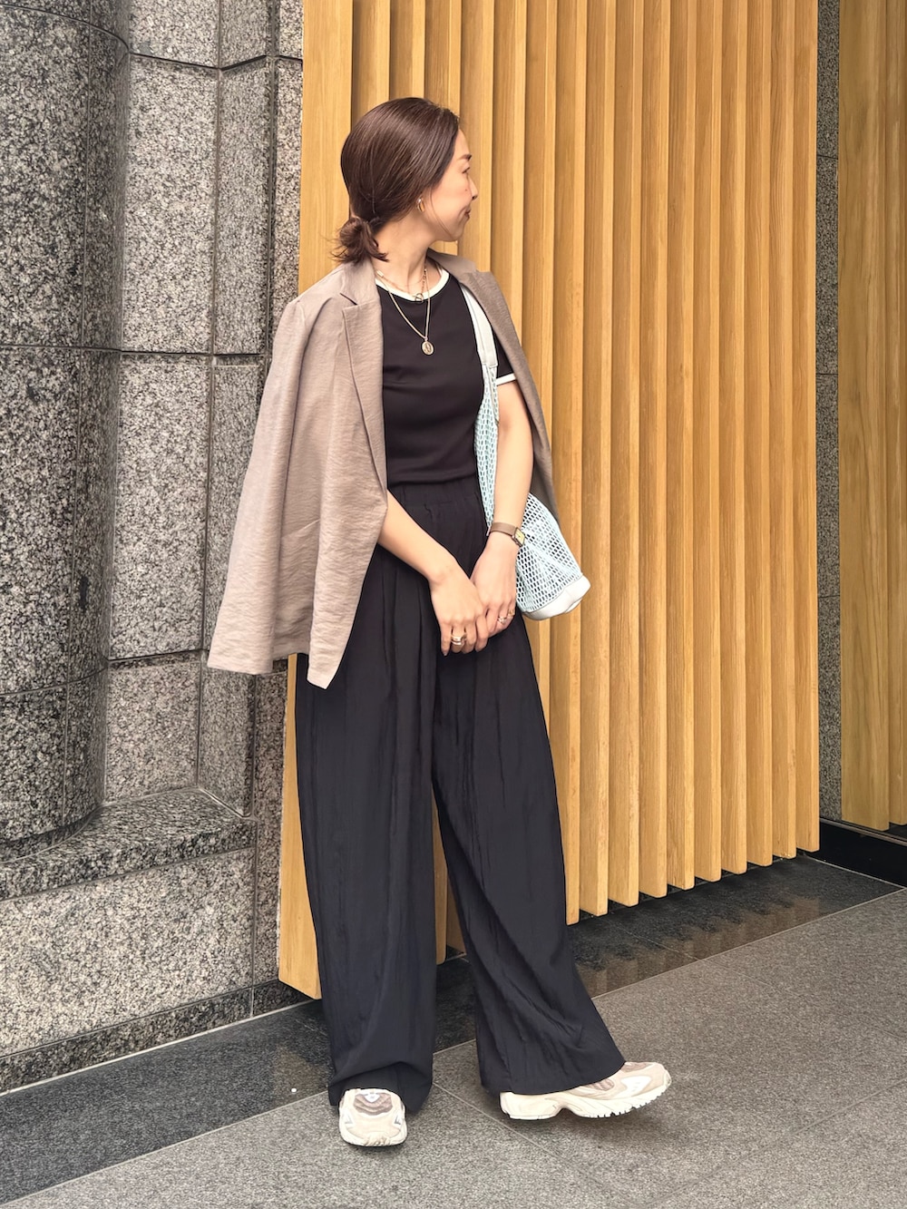 「ワイドパンツ、春夏コーデ、シンプルコーデ、きれいめカジュアル、休日スタイル、スニーカー、トートバッグ、大人カジュアルコーデ、リラックススタイル、夏服、着回しコーデ、ワントーンコーデ、Tシャツコーデ、お洒落さんとつながりたい、マクウェル」|「NOLLEY’Sの【MAQWEL/マクウェル】リンガーリブ半袖Tシャツ(Tシャツ/カットソー、ブラック系)」を使った、ISHIDAさん(レディース・158cm)の春コーディネートの4枚目の写真