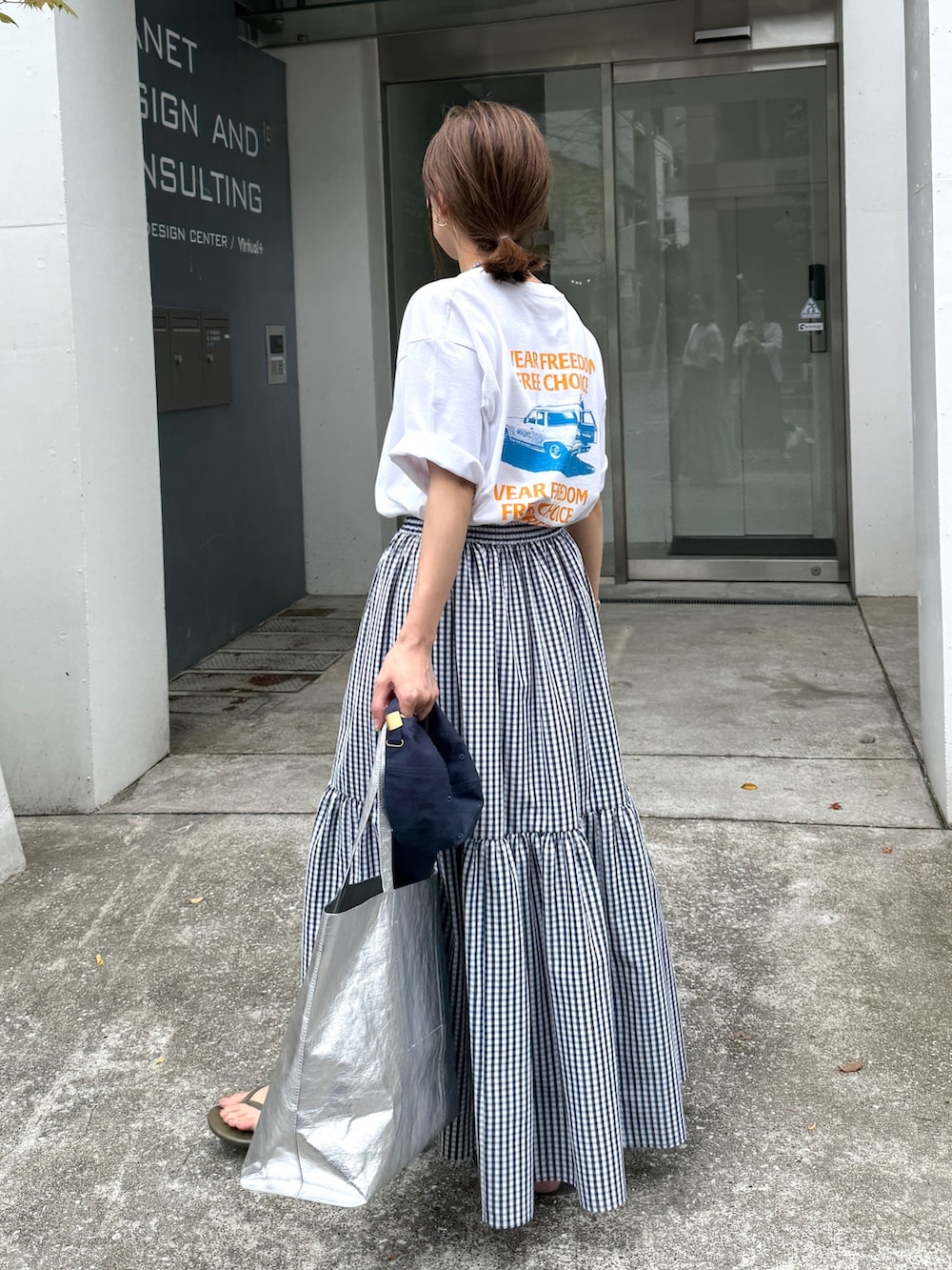 ホワイト系のTシャツ/カットソー、ブルー系のスカート、ブルー系のキャップを着用したレディースの夏コーディネートの7枚目の写真