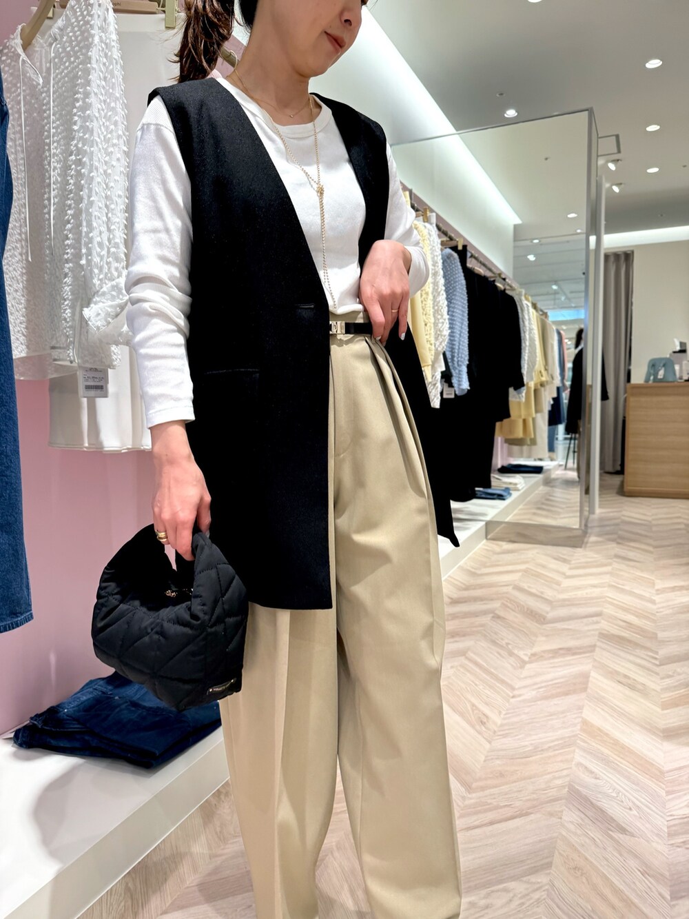 グリーン系のその他パンツ、ホワイト系のTシャツ/カットソー、ブラック系のベストを着用したレディースの春コーディネートの6枚目の写真