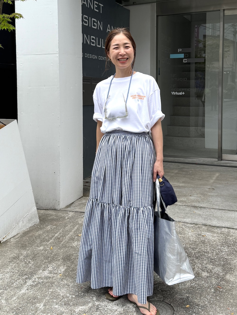ホワイト系のTシャツ/カットソー、ブルー系のスカート、ブルー系のキャップを着用したレディースの夏コーディネートの5枚目の写真