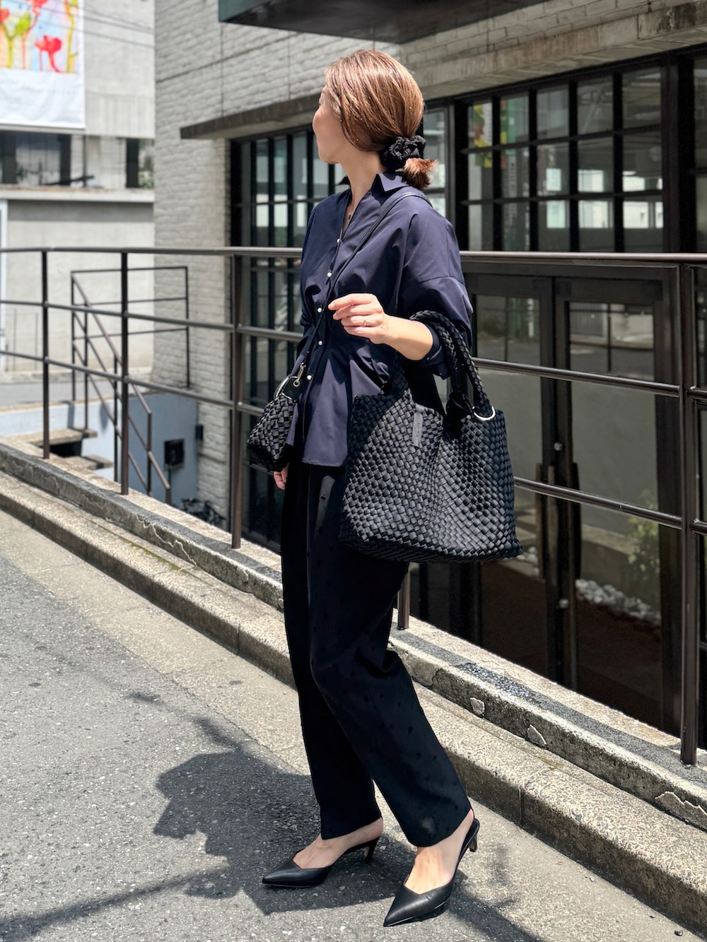 ブラック系のその他パンツ、ブラック系のトートバッグ、ブラック系のショルダーバッグを着用したレディースの夏コーディネートの4枚目の写真
