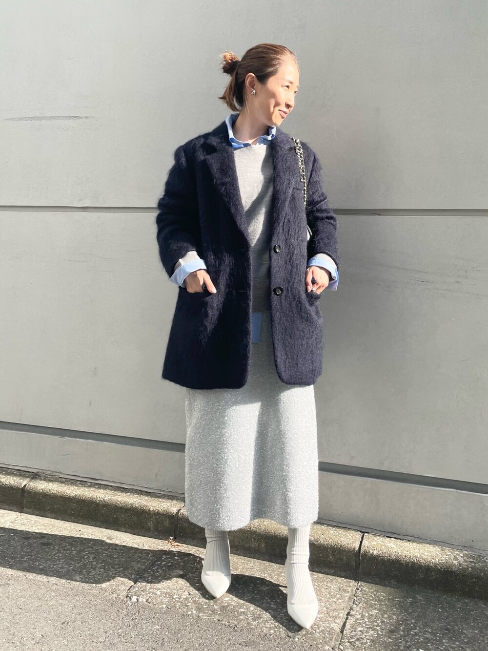 「シャギーコート、シャギー、ジャケット、コート、シャツスタイル、レイヤードスタイル、シルバー、キラキラスカート、ブルー、ライトグレー、グレー、ショルダーバッグ、ビッグシルエット、お出かけコーデ、おでかけコーデ」｜「Rie Millerのアイテム（スカート、シルバー系）」を使った、ISHIDAさん（レディース・158cm）の秋コーディネートの2枚目の写真