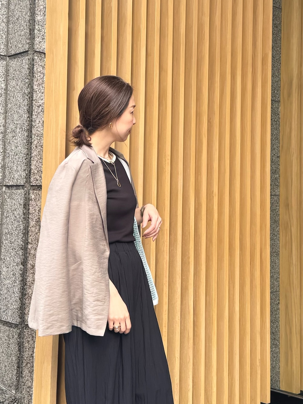 「ワイドパンツ、春夏コーデ、シンプルコーデ、きれいめカジュアル、休日スタイル、スニーカー、トートバッグ、大人カジュアルコーデ、リラックススタイル、夏服、着回しコーデ、ワントーンコーデ、Tシャツコーデ、お洒落さんとつながりたい、マクウェル」|「NOLLEY’Sの【MAQWEL/マクウェル】リンガーリブ半袖Tシャツ(Tシャツ/カットソー、ブラック系)」を使った、ISHIDAさん(レディース・158cm)の春コーディネートの5枚目の写真
