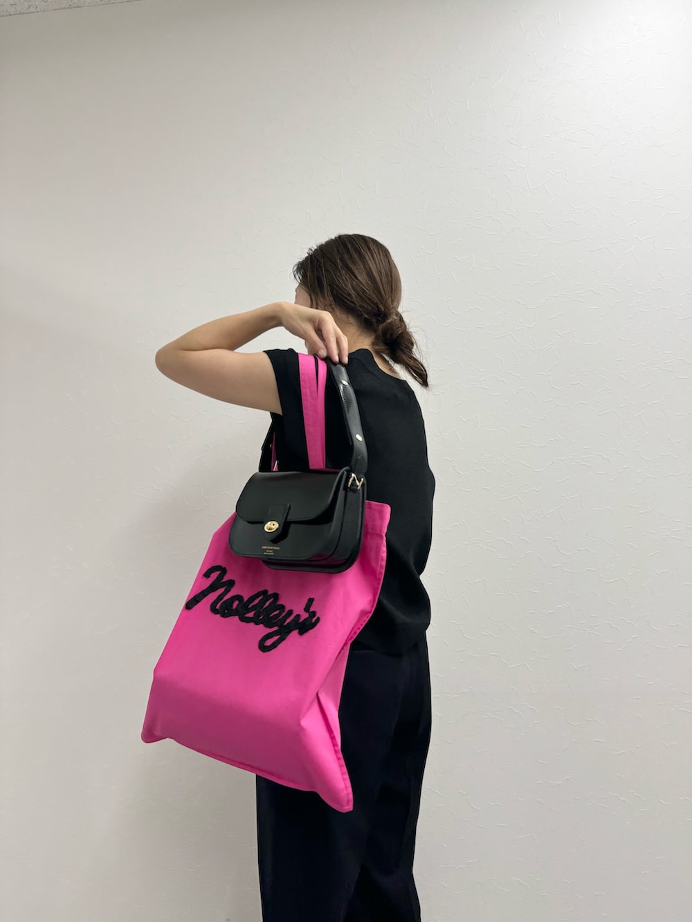「ニットベスト、ニットジレ、ジレ、ベストコーデ、ワントーンコーデ、サブバッグ、エコバッグ、ロゴバッグ、ブラックコーデ、まとめ髪、ママコーデ、40代ファッション、クリスチャンヴィラ、ワイドパンツ」｜「NOLLEY’S Sophiのアイテム（パンツ、ブルー系）」を使った、ISHIDAさん（レディース・158cm）の夏コーディネートの10枚目の写真