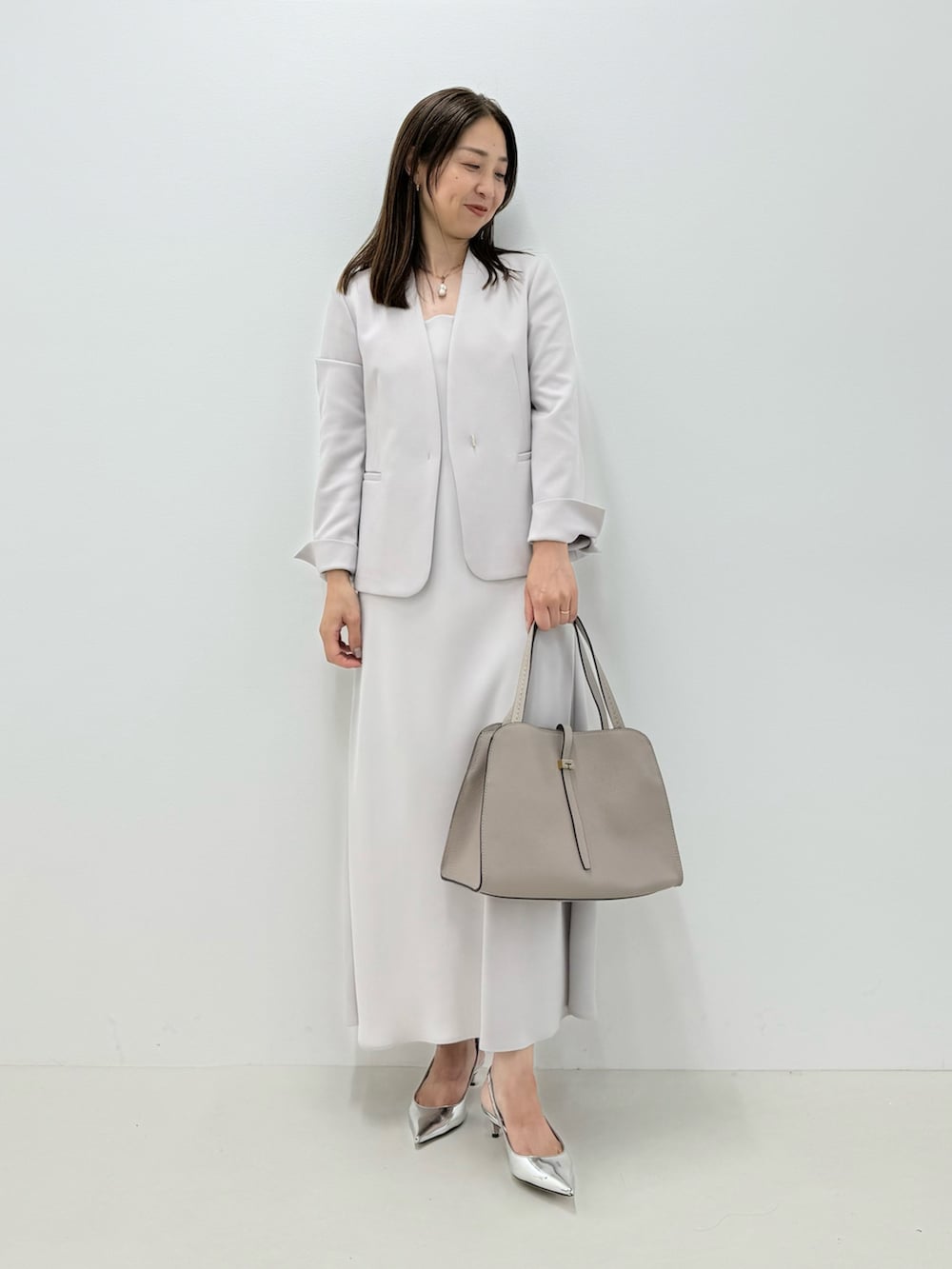 「ジャケット、ジャケットスタイル、ジャケットコーデ、お仕事コーデ、秋コーデ、キャミワンピ、ワンピース、ワントーンコーデ、キレイめ、綺麗目コーデ、お出かけコーデ」｜「NOLLEY’S Sophiのウォッシャブルマットサテンキャミワンピース（ワンピース、ベージュ系）」を使った、ISHIDAさん（レディース・158cm）の秋コーディネートの2枚目の写真