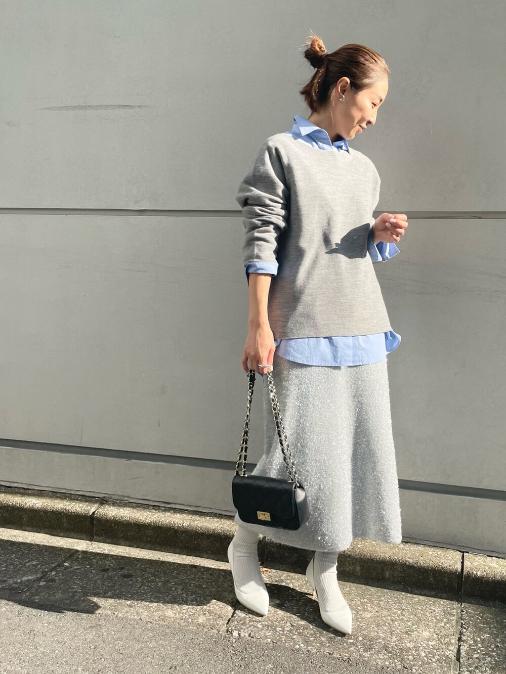 「シャギーコート、シャギー、ジャケット、コート、シャツスタイル、レイヤードスタイル、シルバー、キラキラスカート、ブルー、ライトグレー、グレー、ショルダーバッグ、ビッグシルエット、お出かけコーデ、おでかけコーデ」｜「Rie Millerのアイテム（スカート、シルバー系）」を使った、ISHIDAさん（レディース・158cm）の秋コーディネートの10枚目の写真