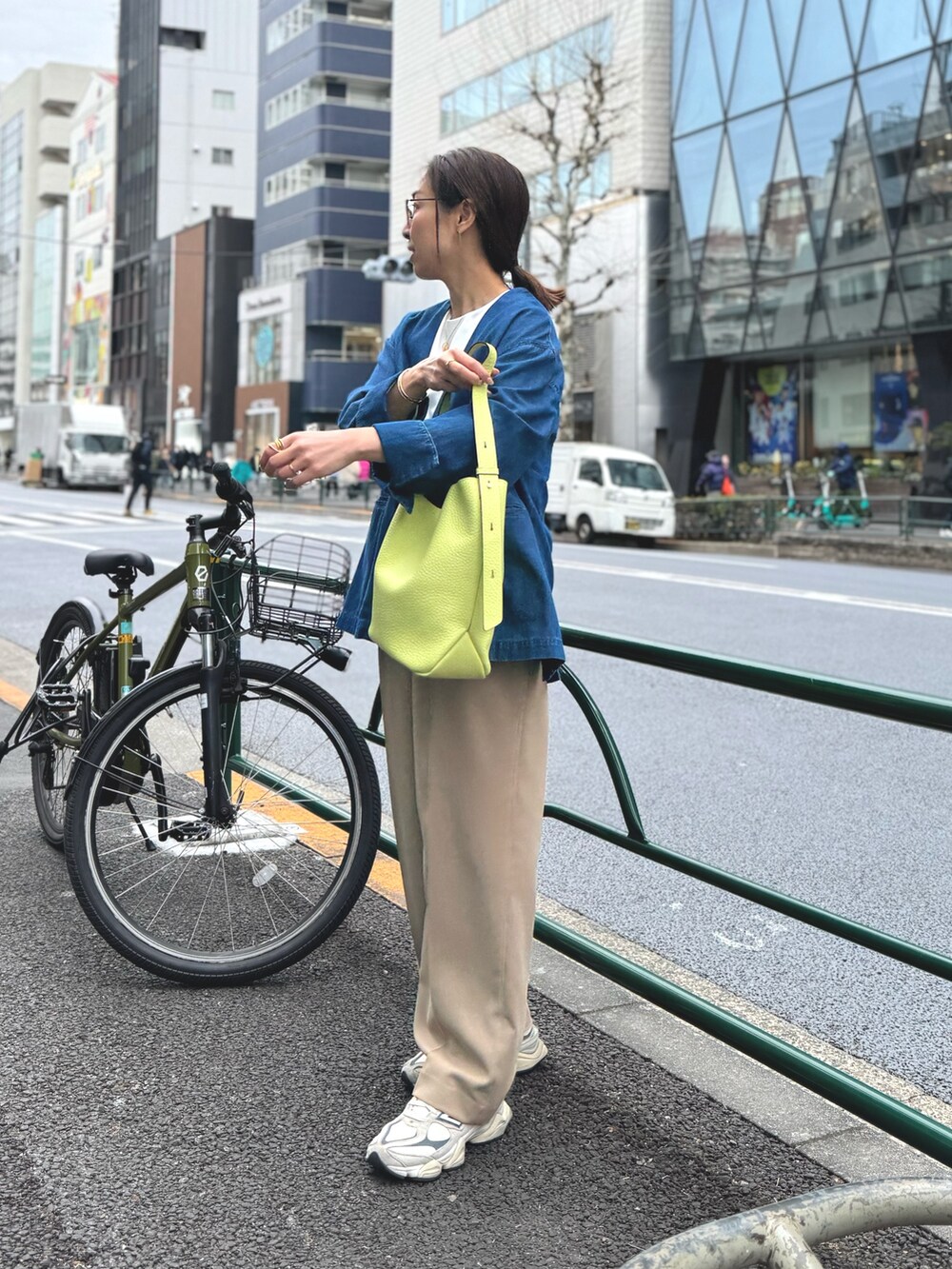 「春コーデ、シンプルスタイル、ゆるコーデ、大人女子、春先取り、デニムコーデ、お仕事コーデ」|「LORISTELLAのアシメワンハンドルバッグmade in Italy(ショルダーバッグ、イエロー系)」を使った、ISHIDAさん(レディース・158cm)の春コーディネートの10枚目の写真