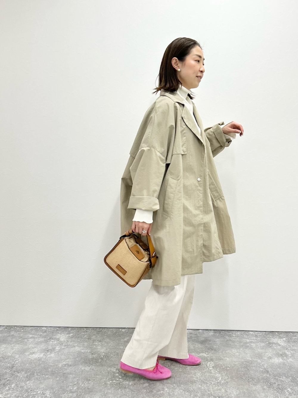「ピンク、春服みてみて、休日スタイル、トレンチコート、春コーデ、ワイドパンツ、ベージュ、ベージュコーデ、ベージュパンツ、春アウター、パンツコーデ、バレエシューズ」｜「NOLLEY’Sのウォッシャブル撥水タフタオーバーコート（その他アウター、ベージュ系）」を使った、ISHIDAさん（レディース・158cm）の春コーディネートの5枚目の写真