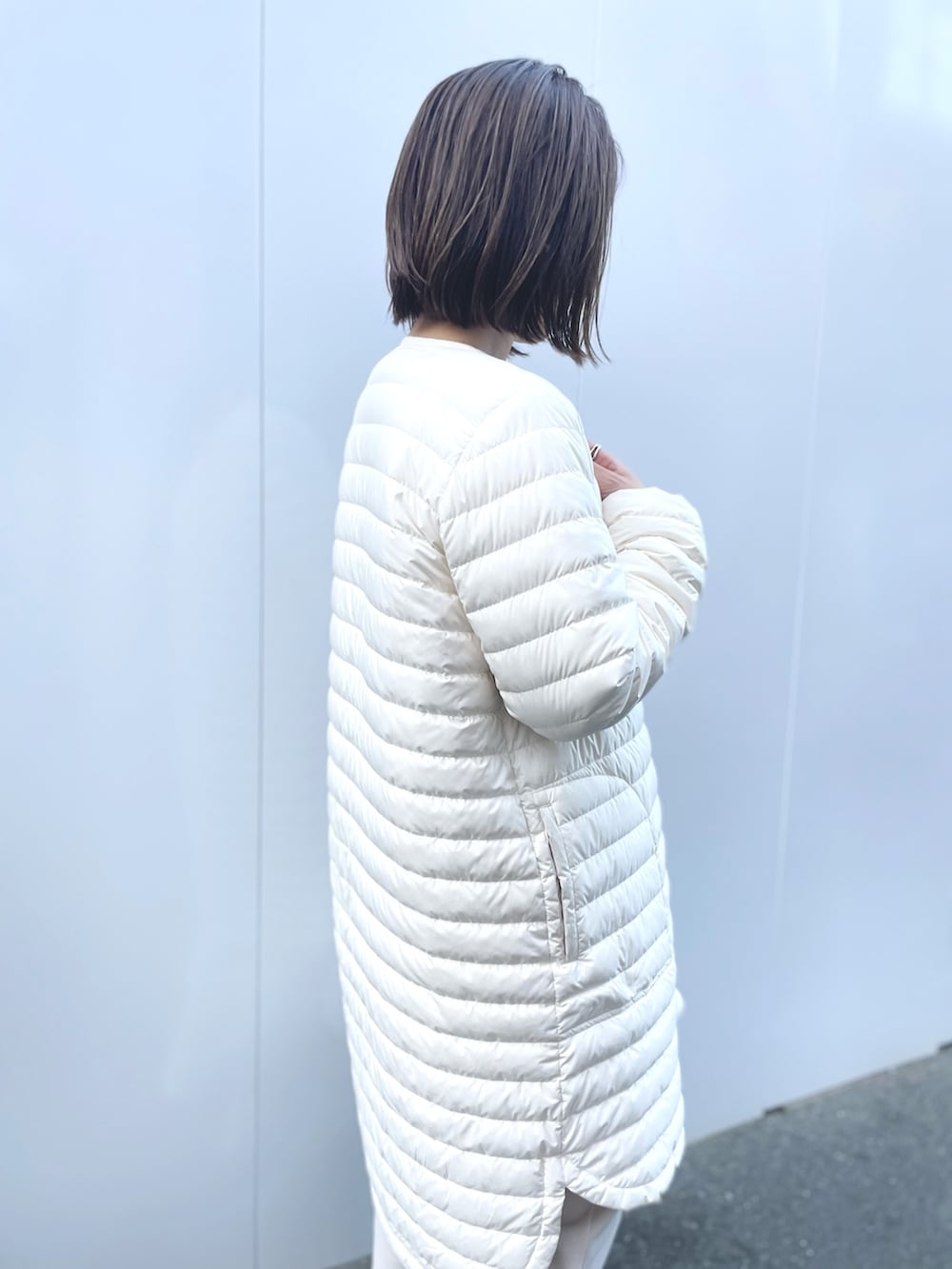 「白スニーカー、白ダウン、ダウンジャケット、ダウンコート、インナーダウン、Traditional Weatherwear、春コーデ、冬コーデ、ママコーデ、スニーカー、スナップ、スニーカーコーデ」｜「Traditional Weatherwearの◇【WEB限定カラーあり】【TRADITIONAL WEATHERWEAR】ARKLEY LONG DOWN PA（ダウンジャケット/コート、ホワイト系）」を使った、ISHIDAさん（レディース・158cm）の冬コーディネートの5枚目の写真