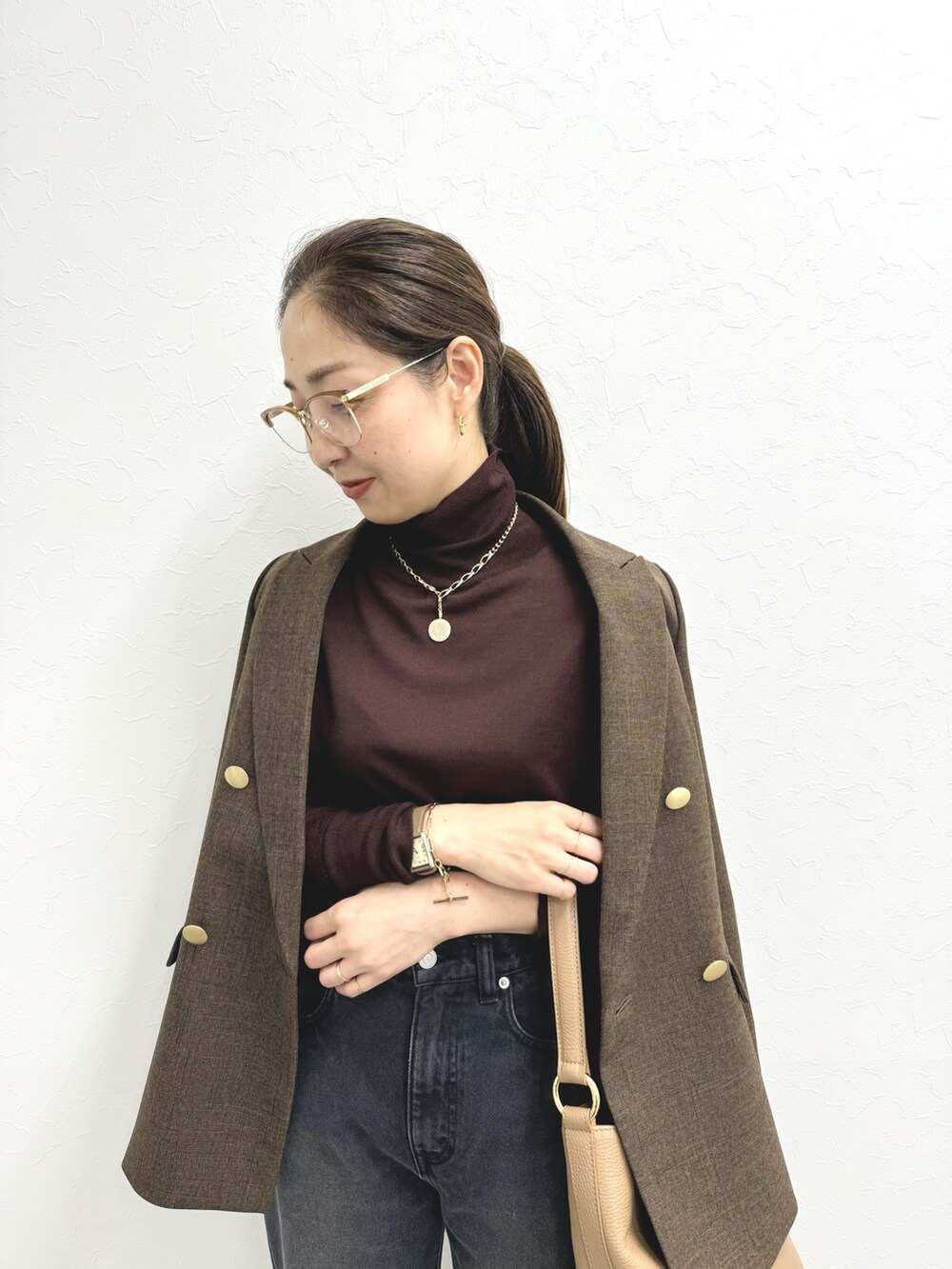 「コインネックレス、コインチャーム、ジャケット、ジャケットスタイル、ジャケットコーデ、デニム、デニムコーデ、スリットパンツ、レザーバッグ、ブラウン、ブラウンコーデ、休日スタイル、きれいめカジュアル、お洒落さんとつながりたい、秋コーデ」｜「NOLLEY’Sの【MAURIZIO TAIUTI/マウリツィオタユーティ】バンブーヒネリバケツバッグ（トートバッグ、ベージュ系）」を使った、ISHIDAさん（レディース・158cm）の夏コーディネートの6枚目の写真