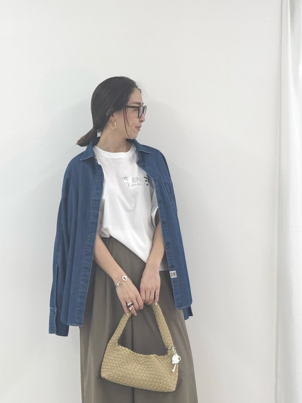 グリーン系のその他パンツ、ブルー系のシャツ/ブラウス、ホワイト系のTシャツ/カットソーを着用したレディースの春コーディネートの4枚目の写真