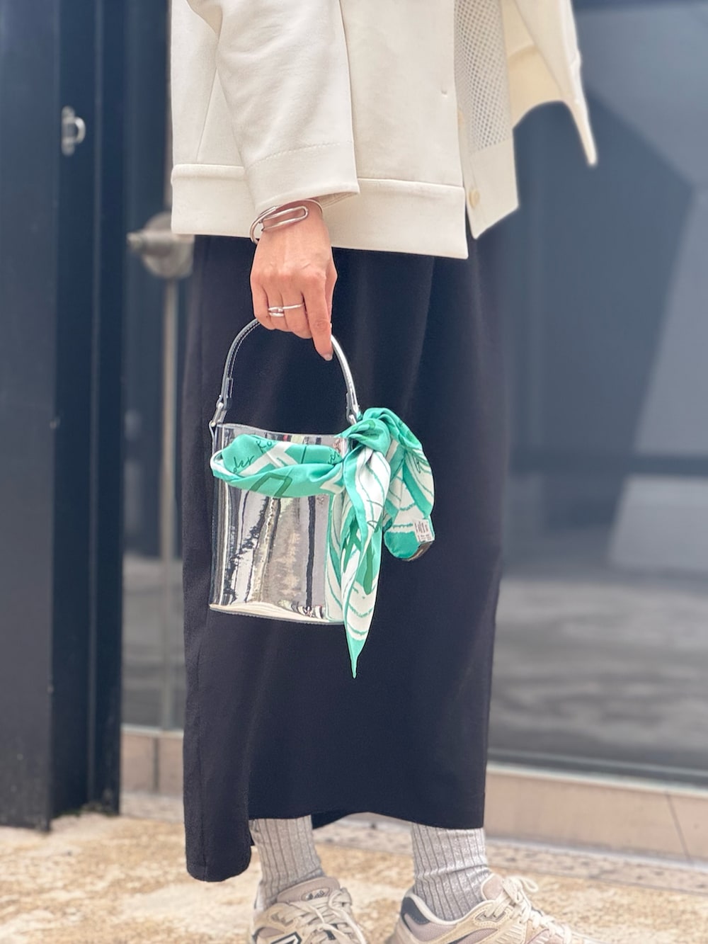 「春めき満開コーデ、レイヤードスタイル、スウェット、春コーデ、大人カジュアル、スカーフ、休日スタイル、スニーカー、お出かけコーデ、シンプルコーデ、スカートスタイル、オトナカジュアル、ラフコーデ、シンプルスタイル」｜「NOLLEY’Sのウォッシャブル エアボールフードブルゾン（ブルゾン、ホワイト系）」を使った、ISHIDAさん（レディース・158cm）の春コーディネートの4枚目の写真