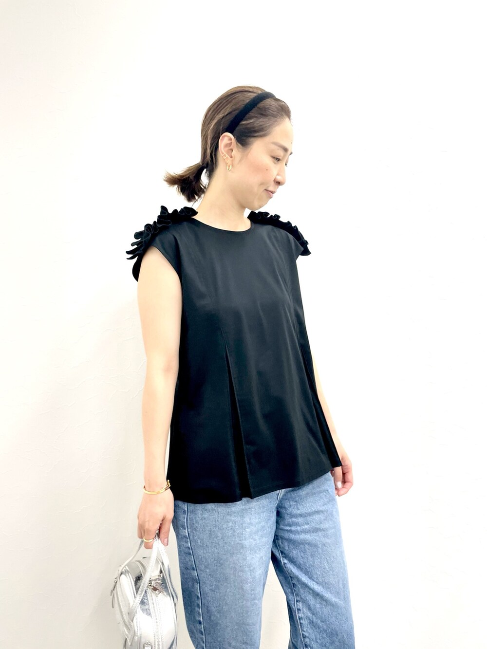 「フリルトップス、肩フリル、ノースリーブ、デニム、デニムコーデ、ootd、スポーツサンダル、ママコーデ、モノトーン、夏コーデ、休日スタイル、シルバーバッグ」｜「NOLLEY’Sのショルダータックフリルプルオーバーカットソー（Tシャツ/カットソー、ブラック系）」を使った、ISHIDAさん（レディース・158cm）の夏コーディネートの6枚目の写真