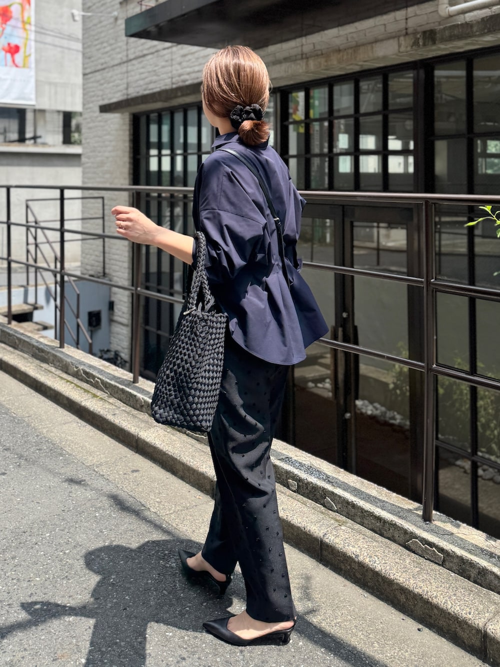 ブラック系のその他パンツ、ブラック系のトートバッグ、ブラック系のショルダーバッグを着用したレディースの夏コーディネートの5枚目の写真