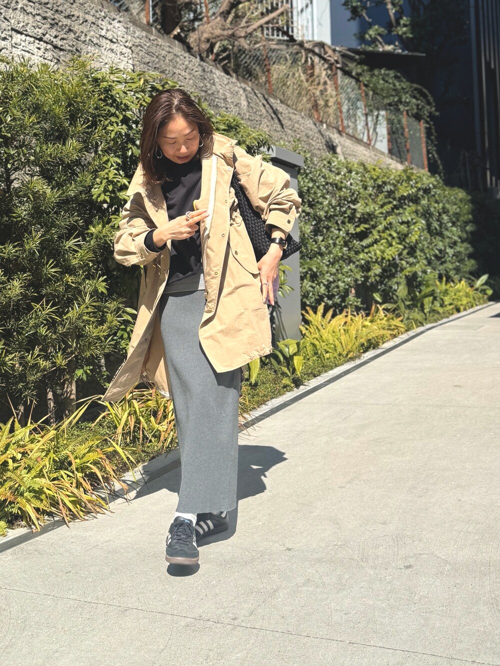 「今日のコーデ、春服コーデ、大人コーデ、おでかけコーデ、レイヤードコーデ、ゆるコーデ、モノトーン、ジャケット/アウター、オトナ女子、スウェット、スウェットコーデ、タイトスカート」｜「NOLLEY’SのメッシュトートバッグM【MD 二見☆別注カラーあり】（トートバッグ、ブラック系）」を使った、ISHIDAさん（レディース・158cm）の春コーディネートの9枚目の写真