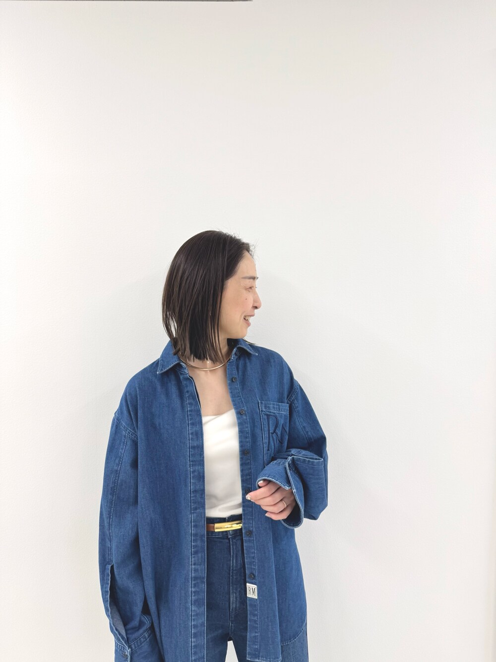 「デニムパンツ、デニム、デニムジャケット、デニムコーデ、デニムシャツ、デニムオンデニム、ボストンバッグ、ボストン」｜「NOLLEY’Sのダブルノットチャーム（チャーム、ブルー系）」を使った、ISHIDAさん（レディース・158cm）の春コーディネートの7枚目の写真