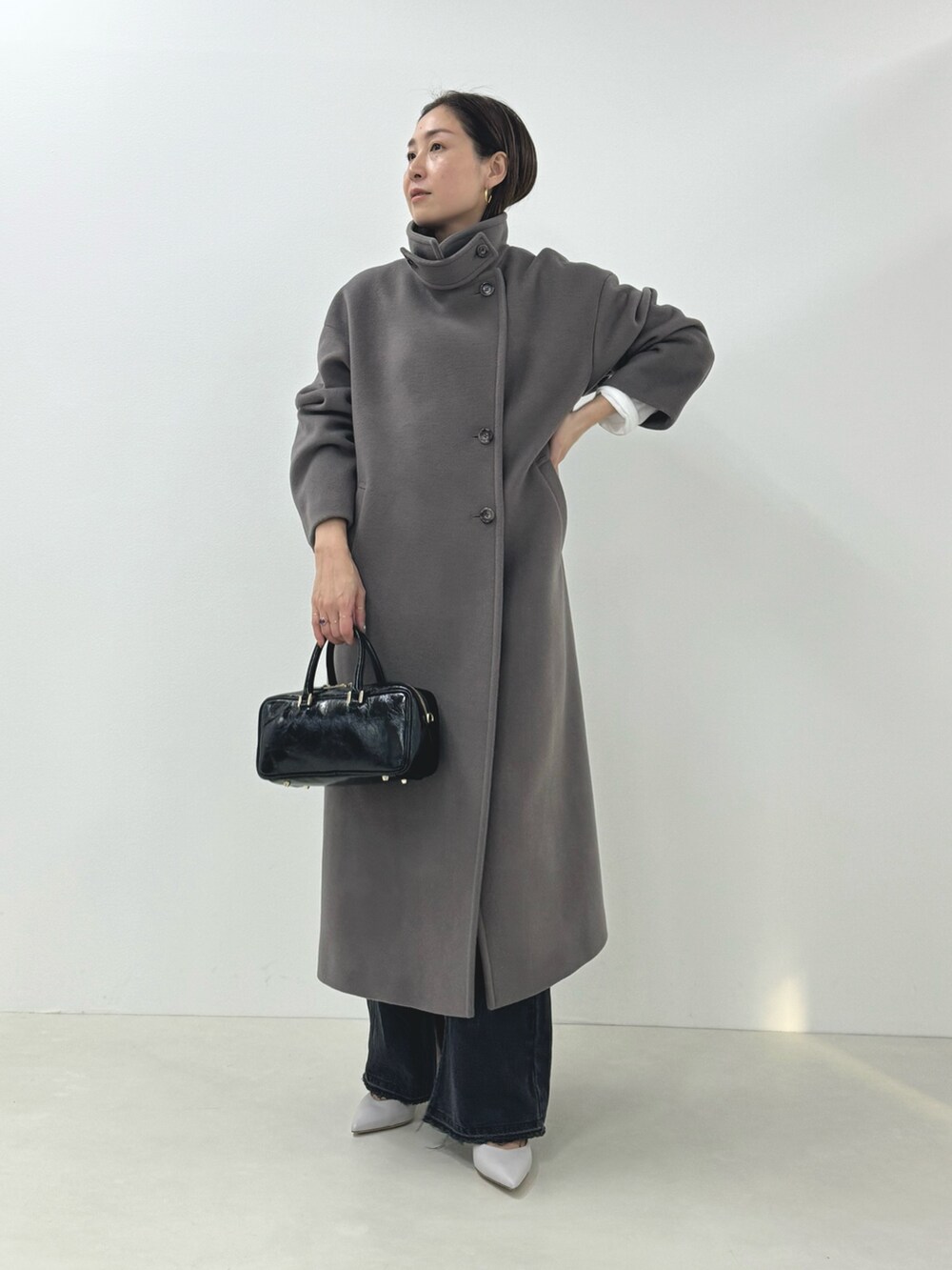 「ベスト、ニットジレ、ジレ、タンクトップ、ニットキャミソール、デニム、スリットパンツ、グレーデニム、スタンドカラー、スタンドカラーコート、ロングコート、グレーコーデ、冬アウター、最近のいい感じコーデ、きれいめカジュアル」|「Rie Millerの【RM denim】スリットフレアハイウエストデニム(デニムパンツ、グレー系)」を使った、ISHIDAさん(レディース・158cm)の秋コーディネートの3枚目の写真