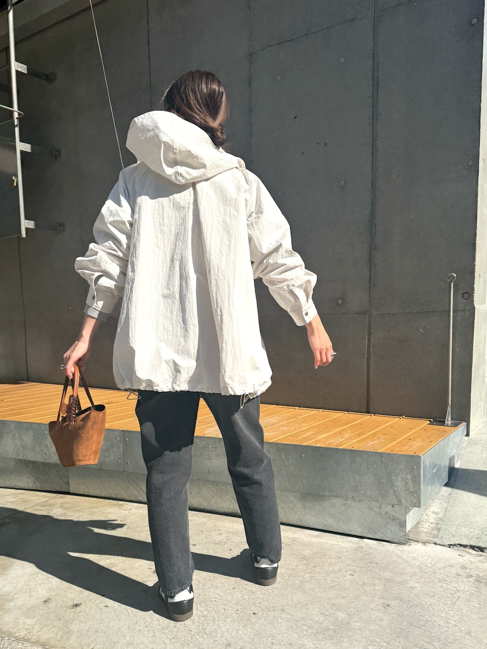 「春色、今日のコーデ、春服コーデ、大人コーデ、おでかけコーデ、ブラックコーデ、モノトーン、骨格ウェーブ、オトナ女子、ニットコーデ、マンパ、スニーカー、スニーカーコーデ、スニーカー女子、スニーカー×靴下」｜「AULENTTIの【AULENTTI/ オーレンティ】舟型トートバッグ（トートバッグ、イエロー系）」を使った、ISHIDAさん（レディース・158cm）の春コーディネートの3枚目の写真