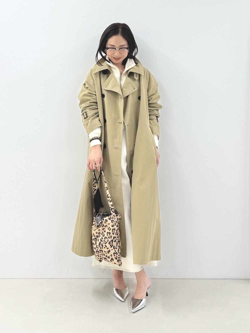 ホワイト系のワンピース、その他のエコバッグ/サブバッグ、その他のエコバッグ/サブバッグを着用したレディースの冬コーディネートの2枚目の写真