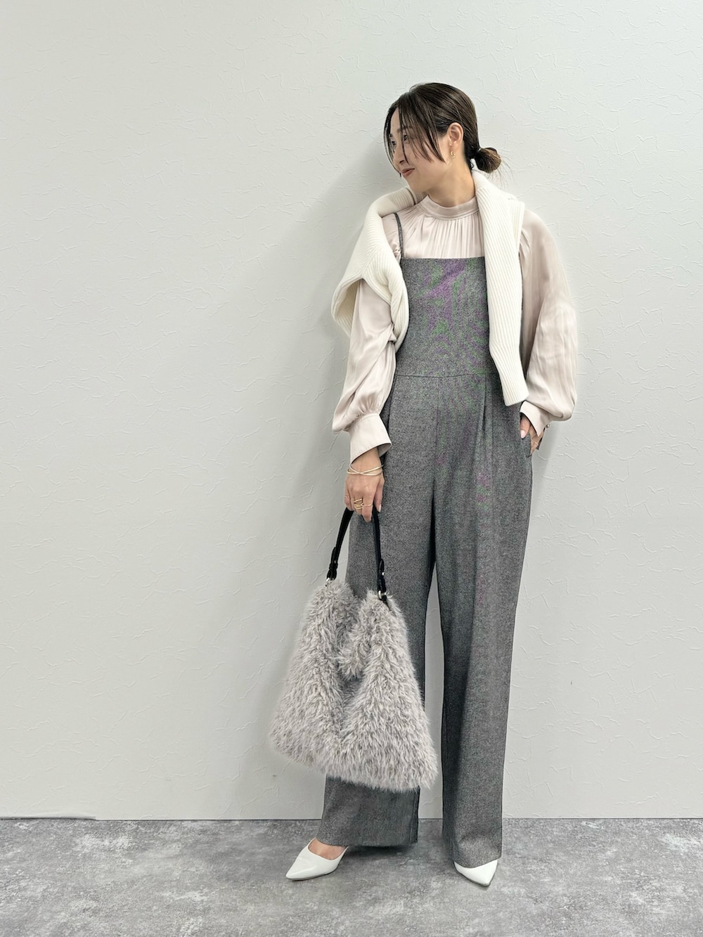 「最近のいい感じコーデ、ショルダーバッグ、淡色コーデ、おでかけコーデ、秋冬コーデ、大人かわいい、サロペット、サテンブラウス、ブラウス、お仕事コーデ、ファー小物、ファー、ファーバッグ、ハーフジップ」｜「NOLLEY’S Sophiのシックツイードサロペット（サロペット/オーバーオール、ブラック系）」を使った、ISHIDAさん（レディース・158cm）の秋コーディネートの2枚目の写真