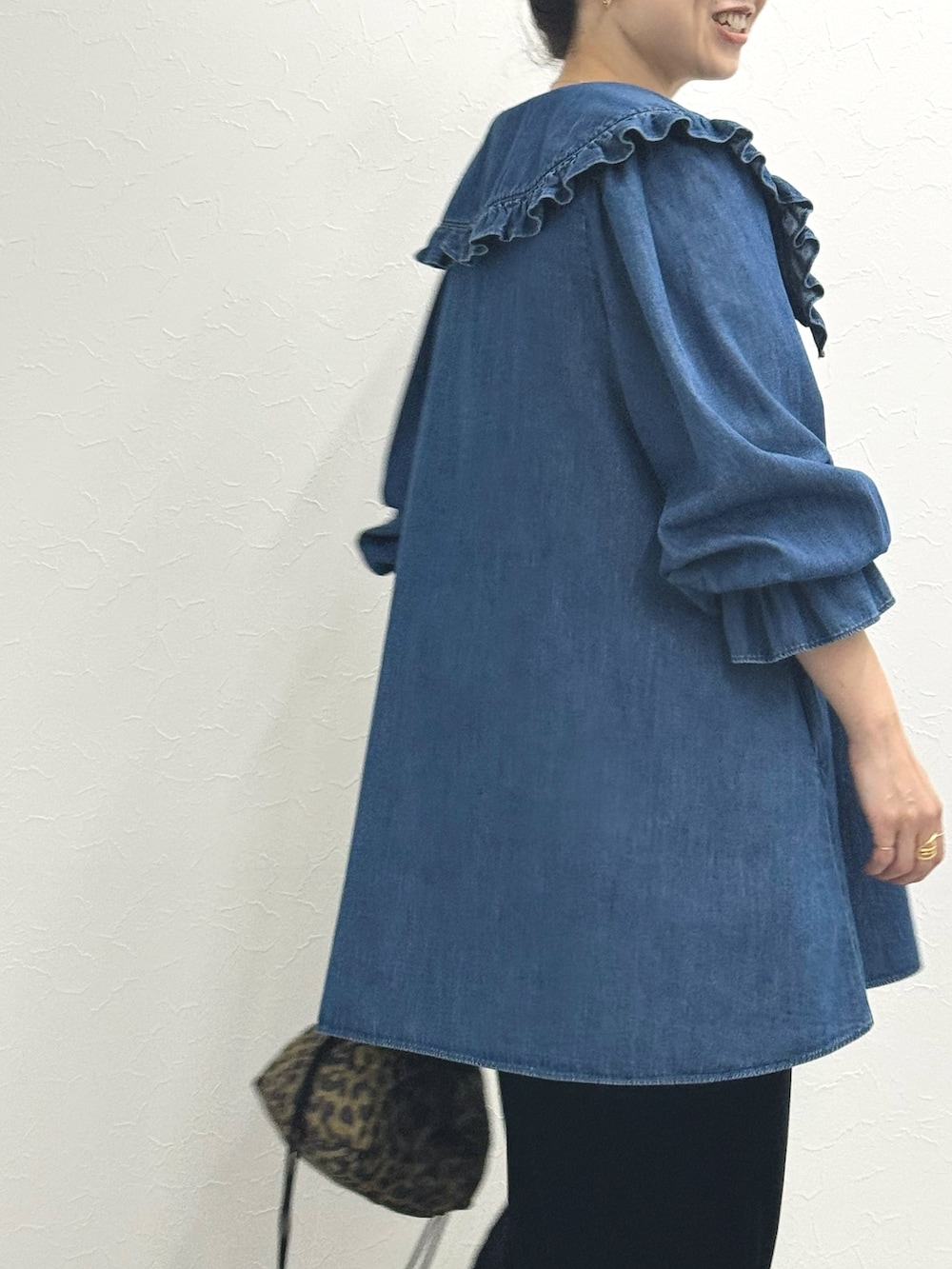 「キャミソール、デニム、デニムシャツ、フリルブラウス、秋っぽコーデ更新中、RMデニム、ベロアスカート、ベロア、タイトスカート、レオパード柄、レオパード、ootd、ショルダーバッグ、ヒョウ柄」｜「NOLLEY’Sのウォッシャブルベロアセミタイトスカート（スカート、ブラック系）」を使った、ISHIDAさん（レディース・158cm）の秋コーディネートの3枚目の写真