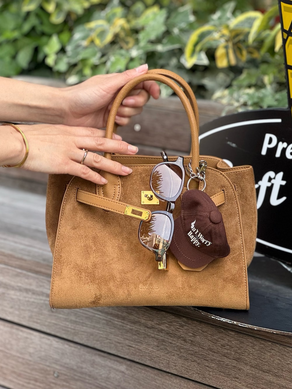 ブラック系のシャツ/ブラウス、ホワイト系のデニムパンツ、イエロー系のトートバッグを着用したレディースの夏コーディネートの4枚目の写真