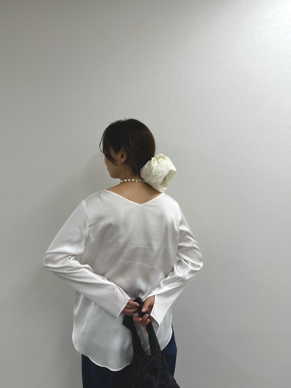 「ブラウス、サテンシャツ、サテンブラウス、デニム、デニムコーデ、毎日コーデ、タイオン、TAION、ダウン、最近のいい感じコーデ、おでかけコーデ、大人かわいい、大人ガーリー、シンプルコーデ、お洒落さんとつながりたい」｜「Rie Millerの【RM denim】センタープレスハイウエストデニム（デニムパンツ、ブルー系）」を使った、ISHIDAさん（レディース・158cm）の秋コーディネートの6枚目の写真