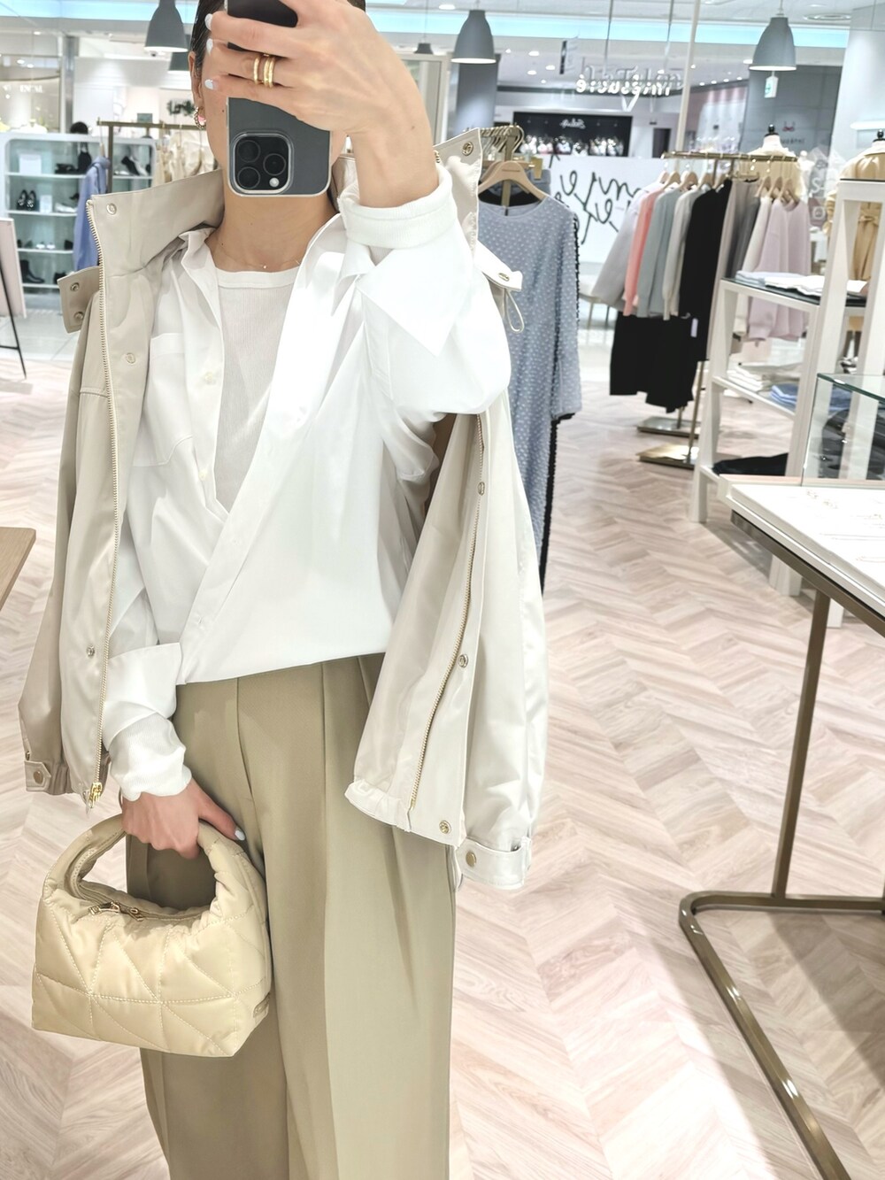 「リモンタ、マンパ、シャツスタイル、チノパン、ワイドパンツ、パンツスタイル、ロンT、春のおしゃ見えテクニック、春アウター、きれいめカジュアル、大人カジュアル、シンプルスタイル」|「NOLLEY’S Sophiのアイテム(イヤリング、ゴールド系)」を使った、ISHIDAさん(レディース・158cm)の春コーディネートの7枚目の写真