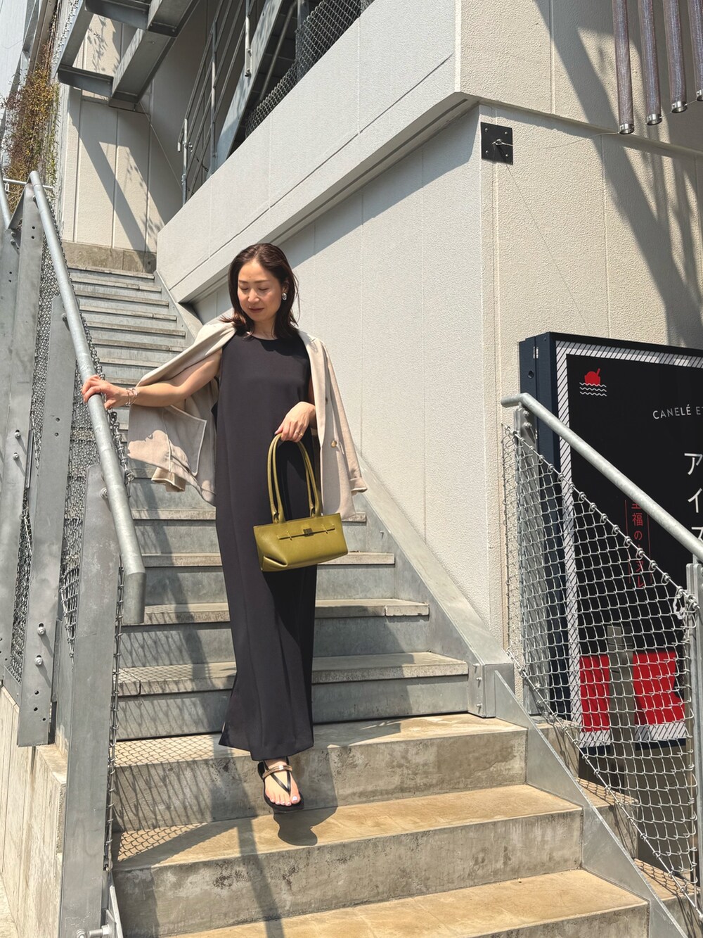 「春夏コーデ、シンプルコーデ、ワンピース、きれいめカジュアル、休日スタイル、サンダル、お出かけコーデ、デートコーデ、オトナカワイイ、大人カジュアルコーデ、今日のコーデ」｜「NOLLEY’Sの◇【WEB限定】【追加】ウォッシャブルダンボール2WAYワンピース（ワンピース、ブラック系）」を使った、ISHIDAさん（レディース・158cm）の春コーディネートの5枚目の写真