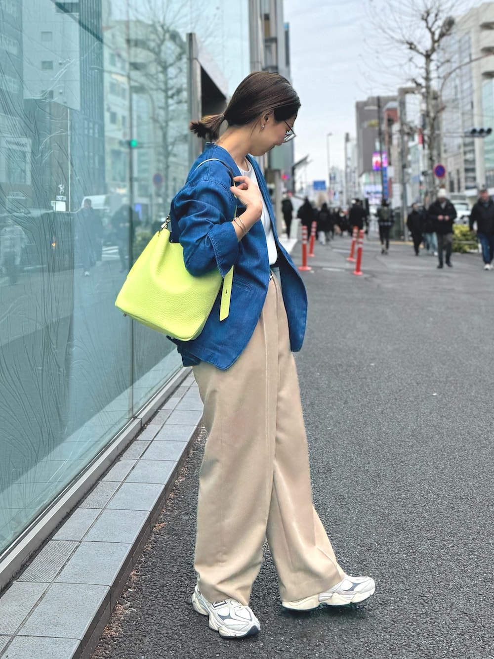 「春コーデ、シンプルスタイル、ゆるコーデ、大人女子、春先取り、デニムコーデ、お仕事コーデ」|「LORISTELLAのアシメワンハンドルバッグmade in Italy(ショルダーバッグ、イエロー系)」を使った、ISHIDAさん(レディース・158cm)の春コーディネートの5枚目の写真