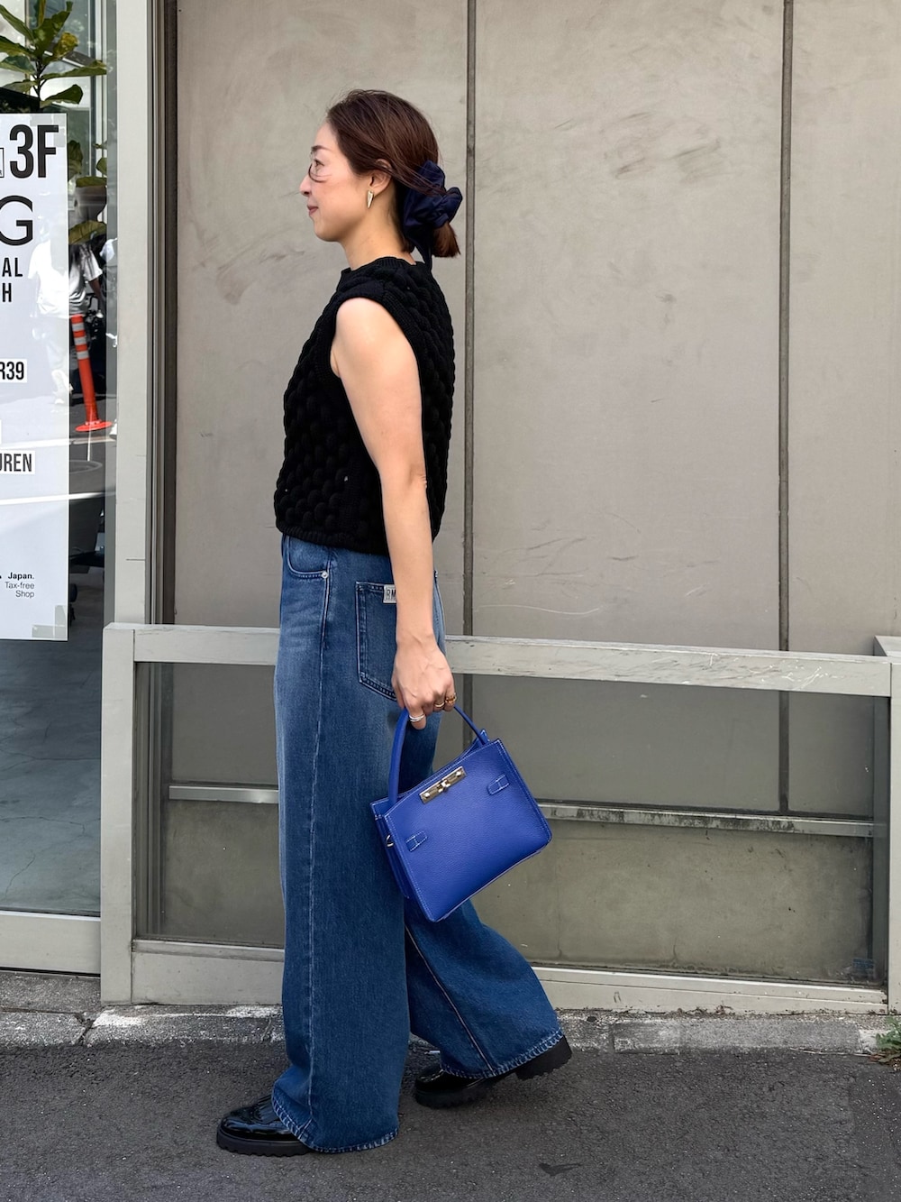 「ショルダーバッグ、厚底シューズ、秋服準備はじめました、休日スタイル、デニム、おでかけコーデ、秋カラー、パンツコーデ、オトナ女子、今日のコーデ、初秋のパンツスタイル、オトナカジュアル、キレイめカジュアル、ノースリーブ、カラーコーデ」｜「NOLLEY’SのCARRE Sバッグ（ショルダーバッグ、ブルー系）」を使った、ISHIDAさん（骨格ウェーブ・レディース・158cm）の夏コーディネートの2枚目の写真