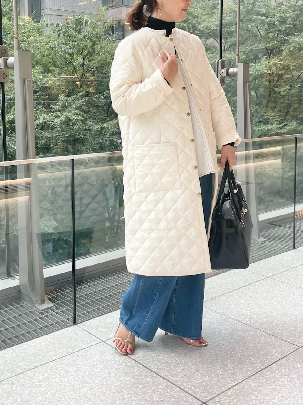 「Traditional Weatherwear、キルティング、キルティングコート、中綿ジャケット、白コート、きれいめカジュアル、デニム、シャツスタイル、秋コーデ、お出かけコーデ、シンプルコーデ、リボンブラウス、デニムコーデ」｜「NOLLEY’Sの【TRADITIONAL WEATHERWEAR/トラディショナル ウェザーウェア】ARKLEY LONG（その他アウター、ホワイト系）」を使った、ISHIDAさん（レディース・158cm）の秋コーディネートの2枚目の写真