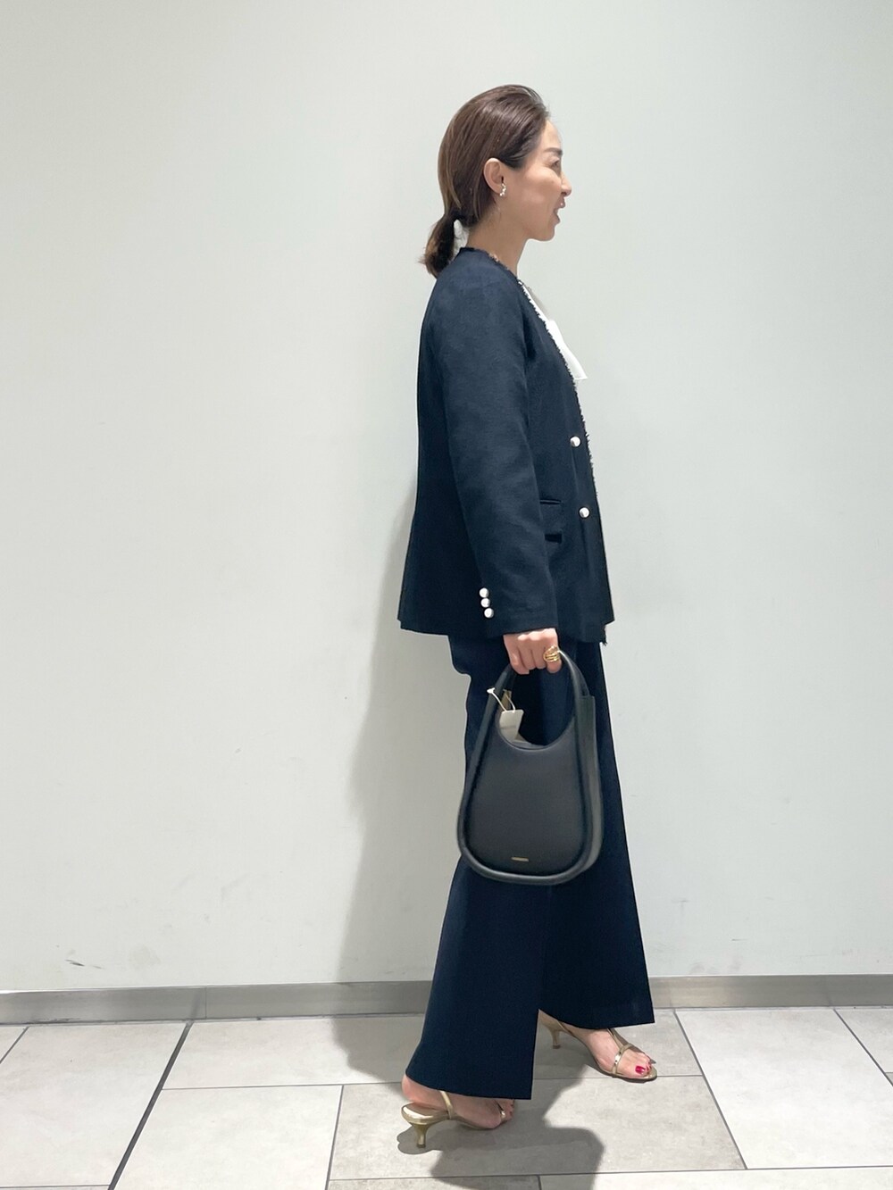 「お仕事コーデ、ママコーデ、学校行事、七五三、保護者会、入学式、卒業式、きちんとスタイル、ジャケット、ジャケットスタイル、パールボタン、ネイビー、紺ブレ」｜「NOLLEY’Sのウォッシャブルパール釦ツイードライクVネックジャケット（ノーカラージャケット、ブルー系）」を使った、ISHIDAさん（レディース・158cm）の秋コーディネートの8枚目の写真