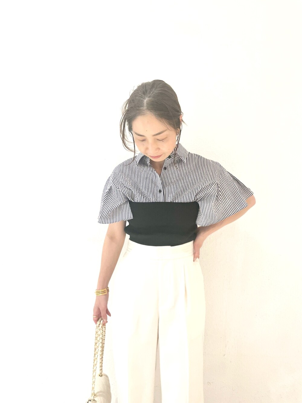 ホワイト系のその他パンツ、ホワイト系のショルダーバッグ、ブルー系のシャツ/ブラウスを着用したレディースの春コーディネートの5枚目の写真